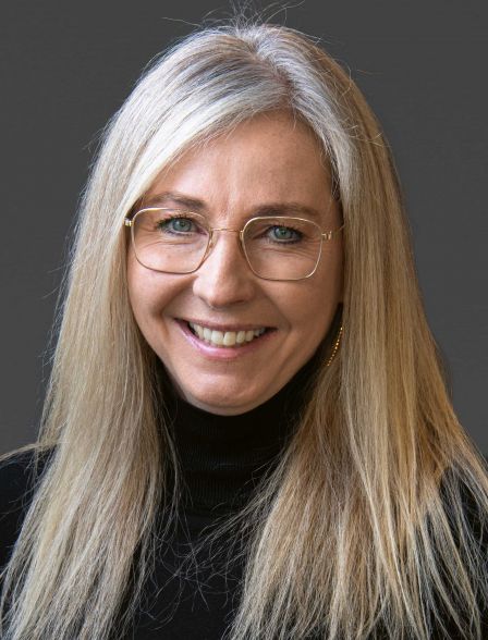 Gaby Bucher hat sich ganz und gar dem Planen hochwertiger Bäder verschrieben. Dieser Leidenschaft geht die Raumgestalterin mit grossem Know-how seit mehreren Jahren bei Aqwa in Stans nach. Das Innerschweizer Unternehmen, das unter dem Markenzeichen «Q» kommuniziert, ist spezialisiert auf individuelle Badgestaltung und -einrichtung, Badumbau, Wellness, Sanitär und Technik und zeigt auf einer 1291 Quadratmeter grossen Ausstellungsfläche, wie ein echtes Traumbad aussehen kann.