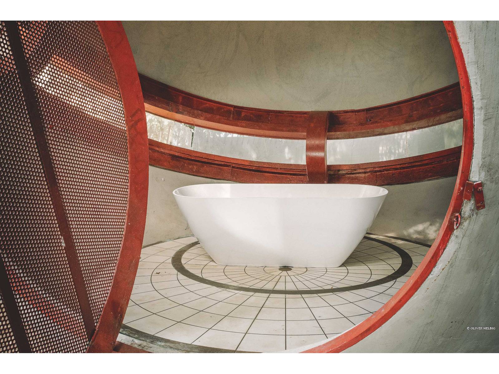 Designer Toan Nguyen entwarf mit «Lua» ein Komplettbad für den Objekt- und Privatbereich. Das benutzerfreundliche Design konzentriert sich auf die klare Formensprache von Rechteck und Oval. Neben der Badewanne aus Mineralguss umfasst die Kollektion Waschtische, Waschtisch-Schalen, WCs und Bidets, Accessoires sowie Armaturen und Badmöbel in neutralen Farben. Fotografiert wurde das zeitlose Baddesign hier übrigens in der brutalistischen Architektur der 1960er-Jahre der Casa Albero. LAUFEN.