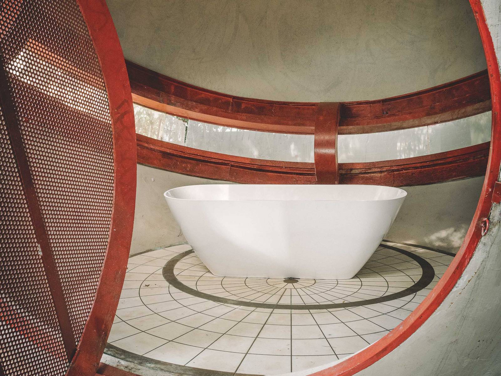 Designer Toan Nguyen entwarf mit «Lua» ein Komplettbad für den Objekt- und Privatbereich. Das benutzerfreundliche Design konzentriert sich auf die klare Formensprache von Rechteck und Oval. Neben der Badewanne aus Mineralguss umfasst die Kollektion Waschtische, Waschtisch-Schalen, WCs und Bidets, Accessoires sowie Armaturen und Badmöbel in neutralen Farben. Fotografiert wurde das zeitlose Baddesign hier übrigens in der brutalistischen Architektur der 1960er-Jahre der Casa Albero. LAUFEN.