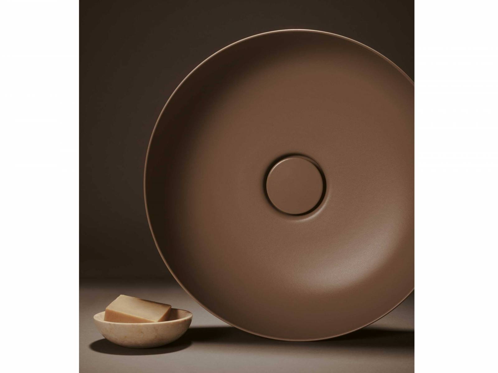 ie schokoladenbraune Waschtisch-Schale aus Stahl-Emaille war Teil der Installation «Bathcape», die Kaldewei zusammen mit Vogue Germany am  Fuorisalone präsentierte und die von der Mailänder Designerin Cristina Celestino gestaltet wurde. Das Themenspektrum reichte von ästhetischen Fragen über die sinnliche Wahrnehmung bis hin zu Aspekten von Materialität und Nachhaltigkeit. KALDEWEI.