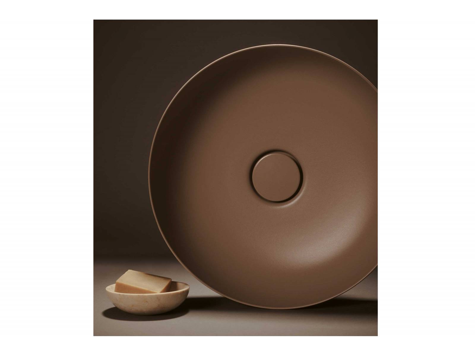 ie schokoladenbraune Waschtisch-Schale aus Stahl-Emaille war Teil der Installation «Bathcape», die Kaldewei zusammen mit Vogue Germany am  Fuorisalone präsentierte und die von der Mailänder Designerin Cristina Celestino gestaltet wurde. Das Themenspektrum reichte von ästhetischen Fragen über die sinnliche Wahrnehmung bis hin zu Aspekten von Materialität und Nachhaltigkeit. KALDEWEI.