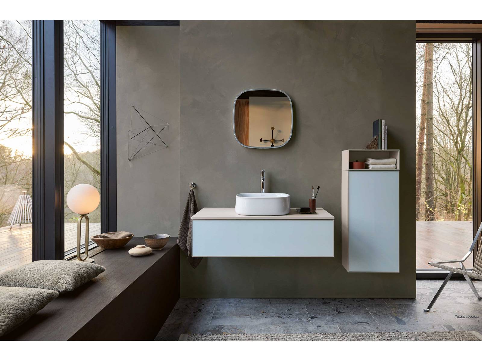 «Zencha» heisst die neue Badserie, für die sich Designer Sebastian Herkner Inspiration in traditionellen japanischen Ritualen und Handwerkskunst fand. Das auffälligste Gestaltungsmerkmal ist der feine, in weicher Linie nach aussen gewölbte Rand von Becken und Wanne. Die Möbel der Kollektion sind modular aufgebaut und als offene Regale oder Schubladen definierbar. DURAVIT.