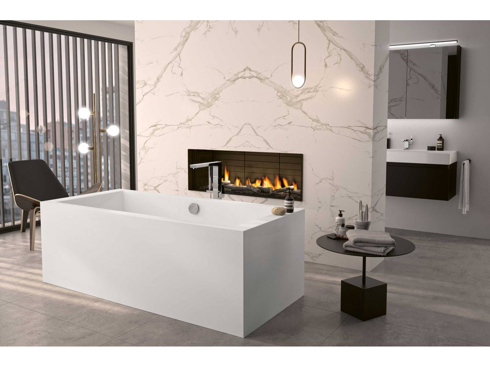 Die Badewanne «Genf» wird aus einem speziellen Sanitäracryl gefertigt und überzeugt nicht nur mit ihrer puristischen Form, sondern auch mit ihrer Ausstattung, die optional Farblicht- und Rückentherapie sowie ein Entertainmentsystem umfasst. REPABAD.