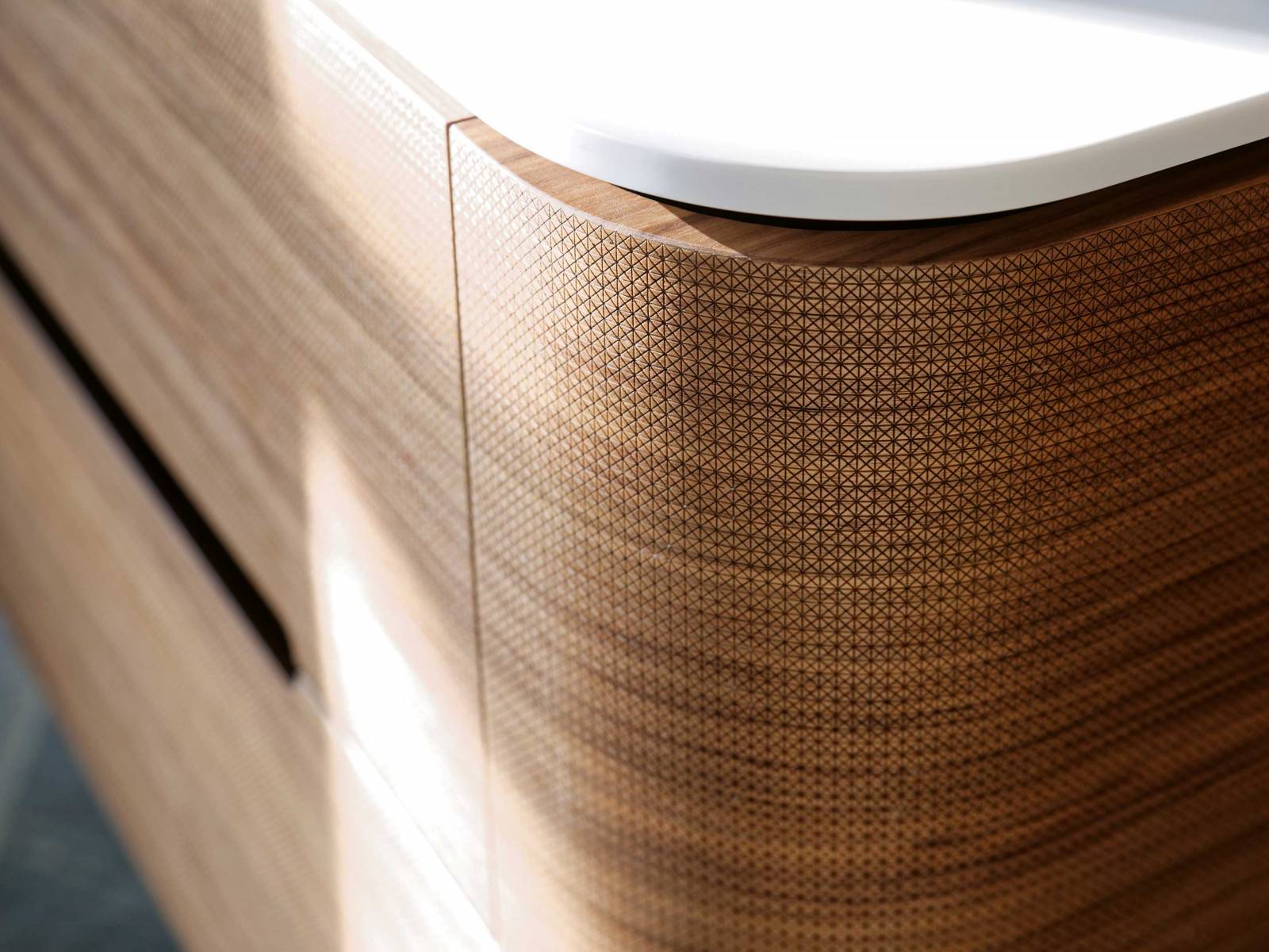 Ein Hauch von Japan umweht das Möbelprogramm «Vanity Namiura». Besonderes Augenmerk legte der Schweizer Hersteller aus dem Emmental auf reduziertes Design und hochwertig verarbeitete Oberflächen. Neben dem Waschtisch umfasst die attraktive Serie auch Wandschränke und einen schmucken Paravent. LOOSLI.