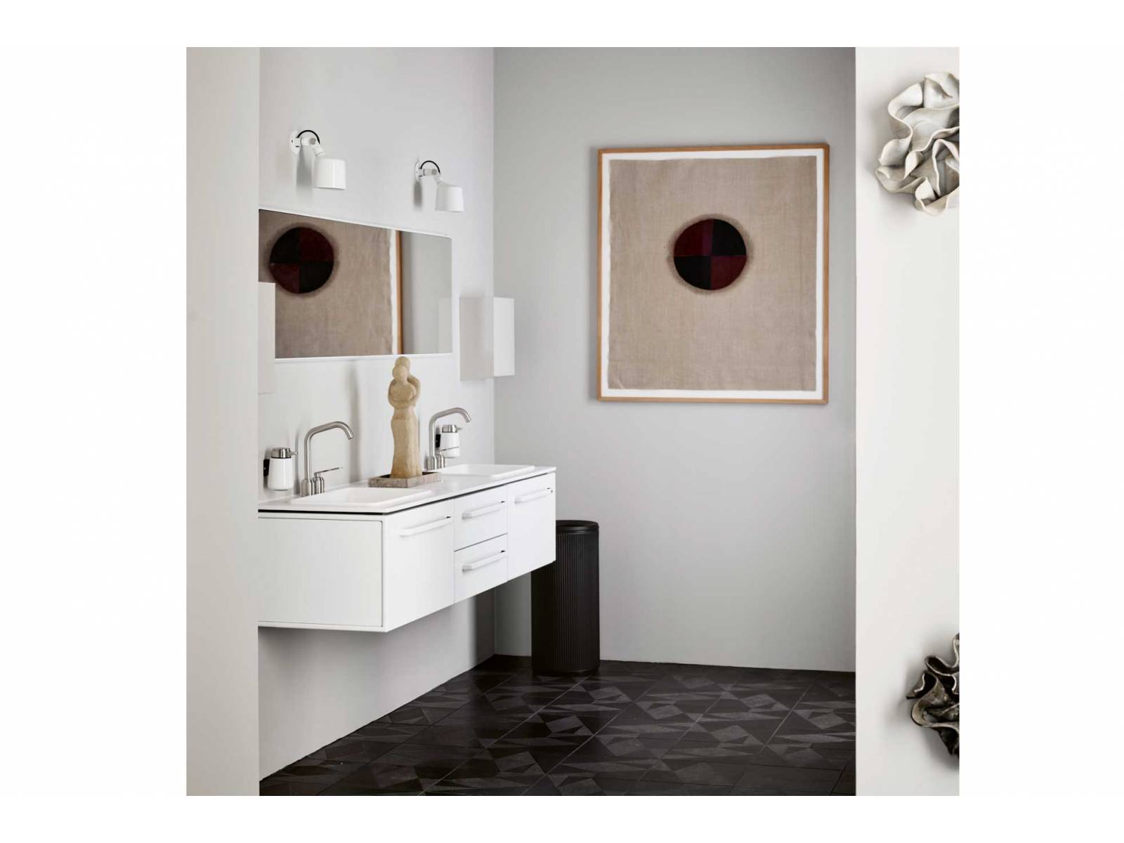 Der dänische Hersteller eröffnete kürzlich sein fünftes Hotel in einer ehemaligen Bleistiftfabrik in Kopenhagen. Den Gästen steht ein 90 m2 grosses Appartement zur Verfügung, in welchem die Innenarchitektin Julie Cloos Mølsgaard nicht nur Küche und Wohnzimmer mit Vipp-Möbeln ausgestattet hat, sondern auch das Bad. VIPP.