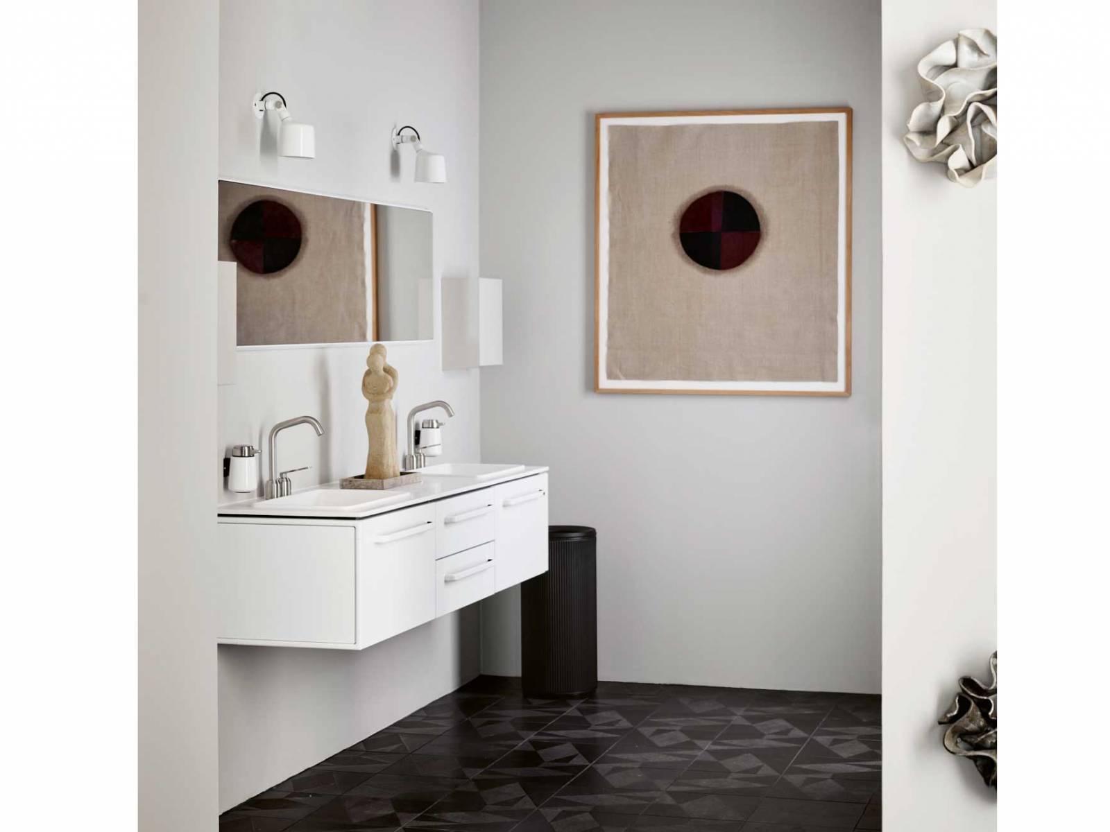 Der dänische Hersteller eröffnete kürzlich sein fünftes Hotel in einer ehemaligen Bleistiftfabrik in Kopenhagen. Den Gästen steht ein 90 m2 grosses Appartement zur Verfügung, in welchem die Innenarchitektin Julie Cloos Mølsgaard nicht nur Küche und Wohnzimmer mit Vipp-Möbeln ausgestattet hat, sondern auch das Bad. VIPP.