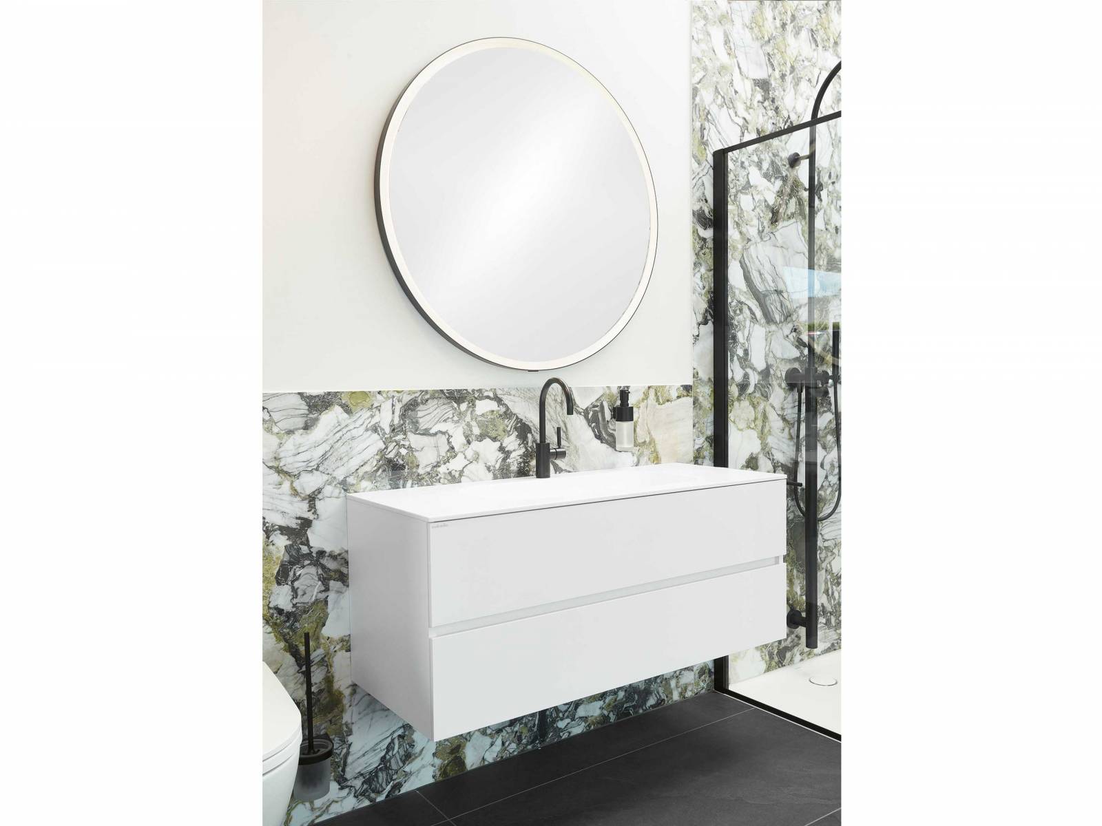 Das zeitlos reduzierte Design des Waschtischunterbaus kommt in elegantem Weiss daher und behauptet sich besonders vor farbigen oder gemusterten Wänden. Für Kontraste sorgen mattschwarze Armaturen an Lavabo und Dusche. SABAG.