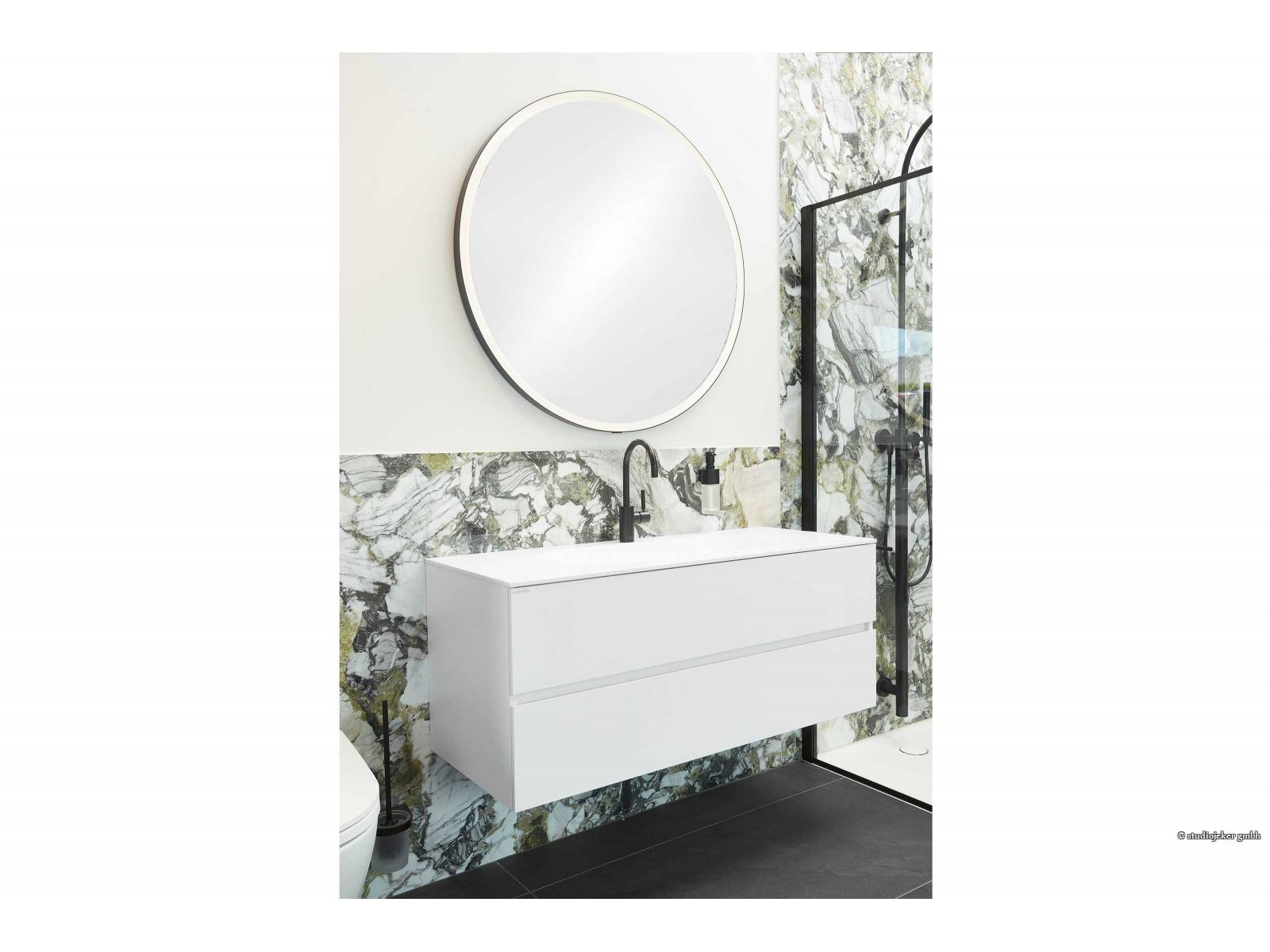 Das zeitlos reduzierte Design des Waschtischunterbaus kommt in elegantem Weiss daher und behauptet sich besonders vor farbigen oder gemusterten Wänden. Für Kontraste sorgen mattschwarze Armaturen an Lavabo und Dusche. SABAG.