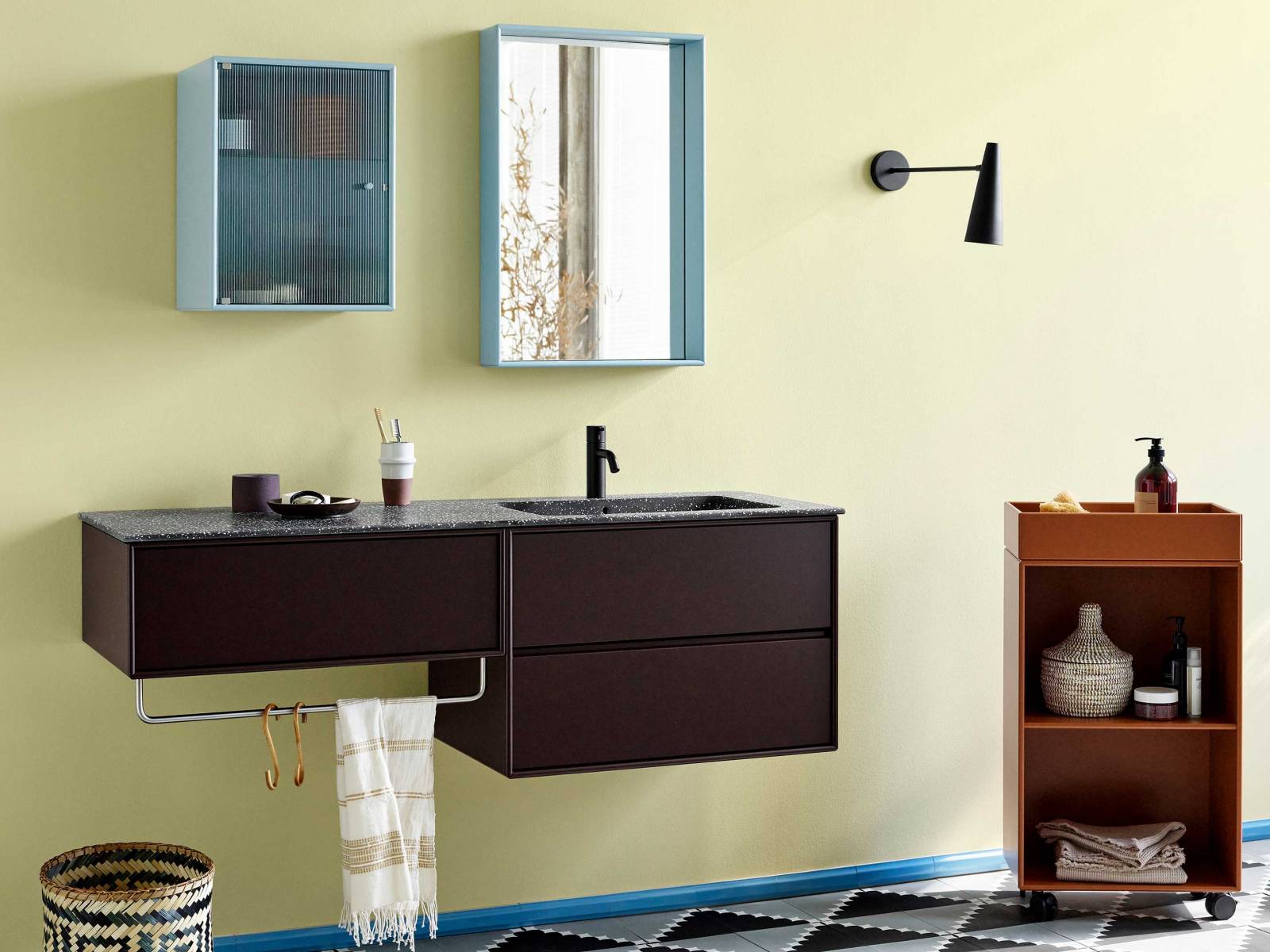 Wer sich für diesen Spiegel entscheidet, darf aus nicht weniger als 40 Lackfarben wählen. Die Spiegel bestehen aus vier Millimeter Silberglas, das auf eine 12 Millimeter wasserfeste MDF-Platte aufgebracht wurde. Design: Peter J. Lassen. MONTANAFURNITURE.