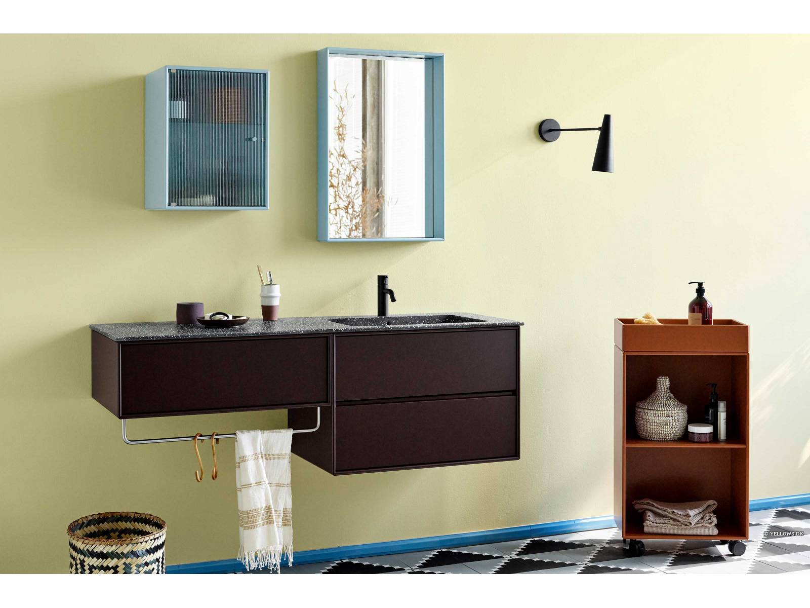 Wer sich für diesen Spiegel entscheidet, darf aus nicht weniger als 40 Lackfarben wählen. Die Spiegel bestehen aus vier Millimeter Silberglas, das auf eine 12 Millimeter wasserfeste MDF-Platte aufgebracht wurde. Design: Peter J. Lassen. MONTANAFURNITURE.