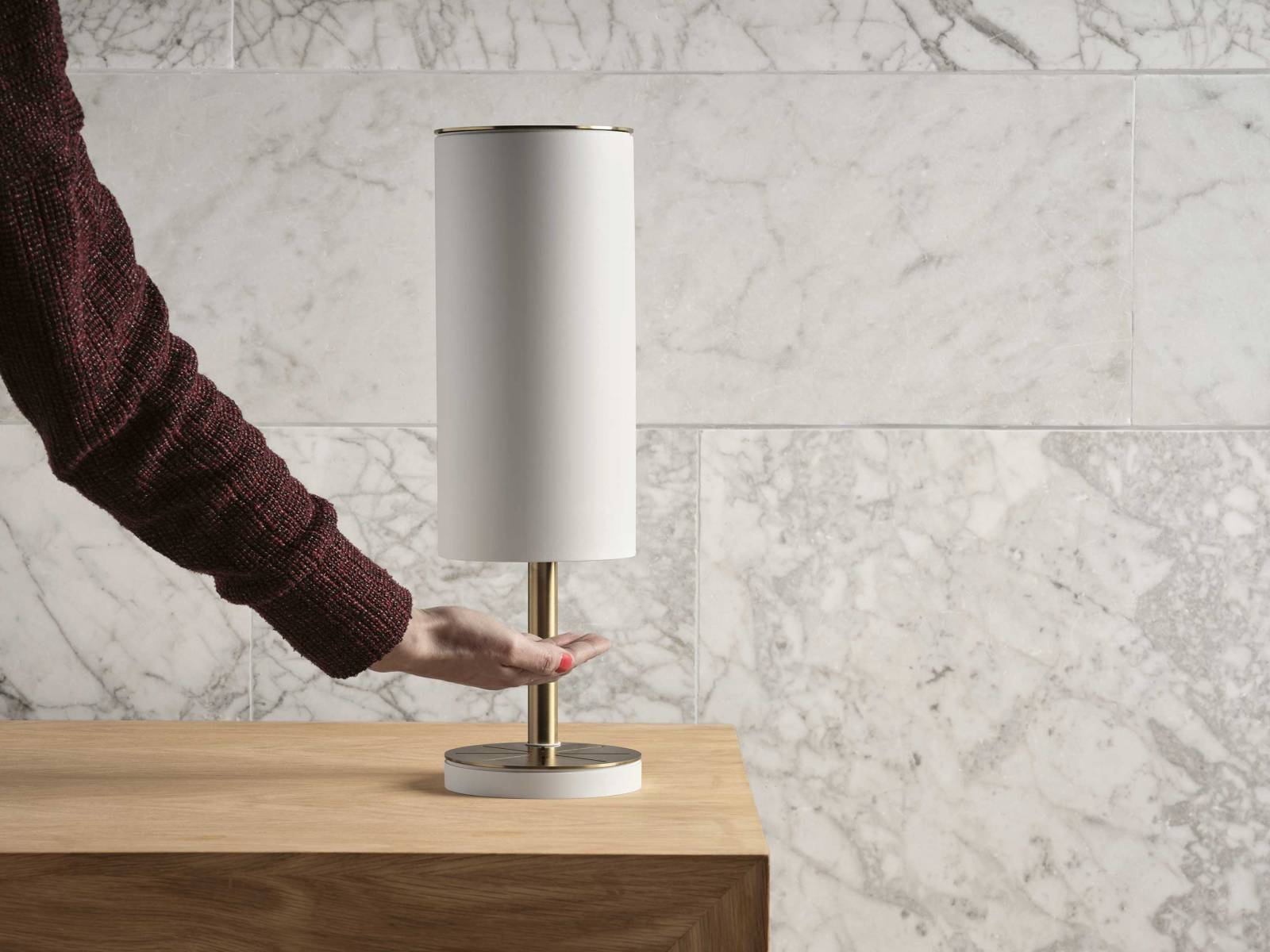 Die Zeit der unschönen Kunststoffflaschen ist vorbei: An der Wand montiert oder stehend erfüllt der Handdesinfektionsmittelspender «RS11» endlich die optischen Ansprüche eines Designliebhabers. In Schwarz oder elegantem Cremeton erhältlich. VOLA.