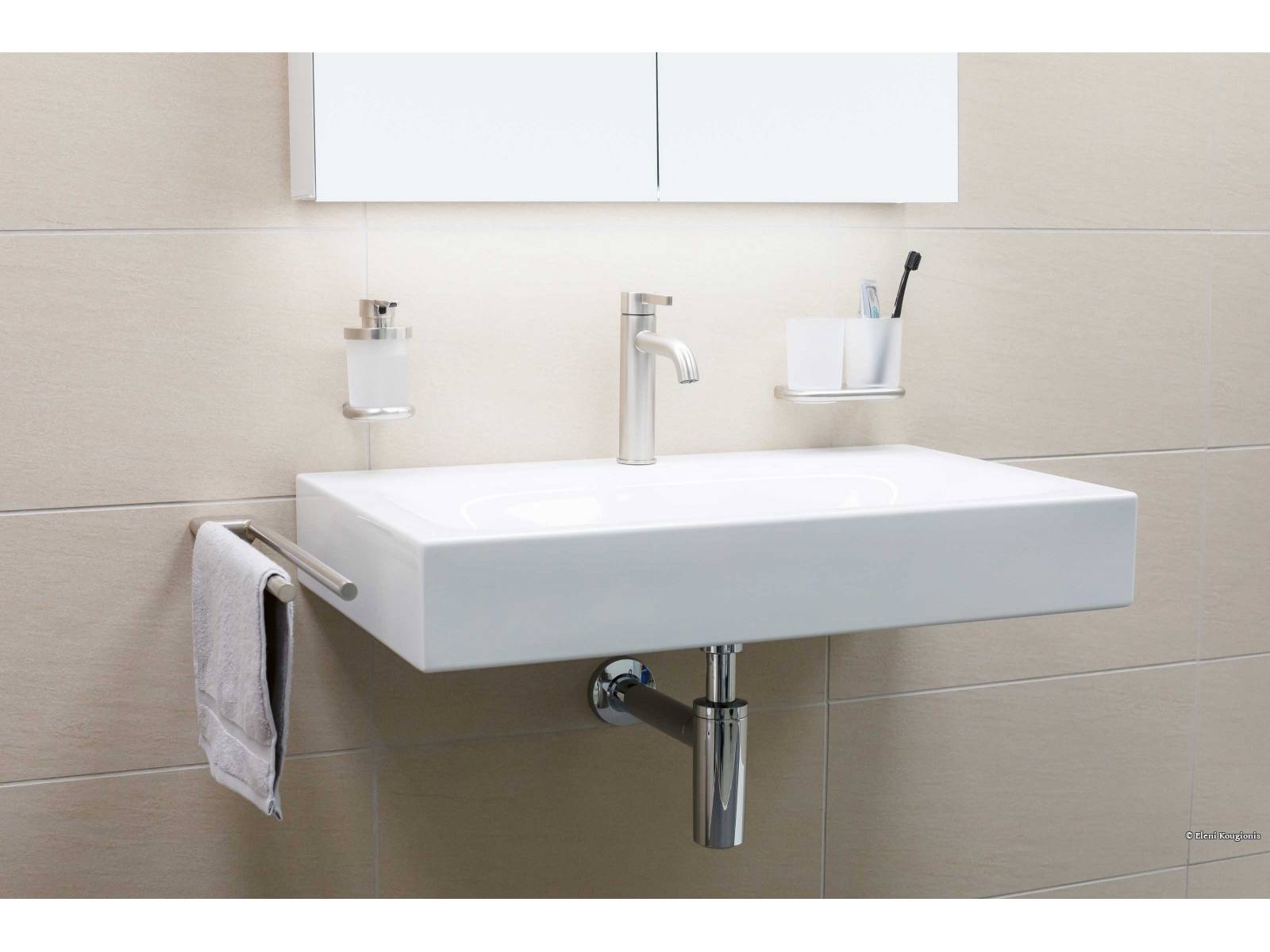 Die Accessoire Linie «Nia» gibt es neu auch in gebürstetem Nickl. Mit diesem Oberflächenfinish passen sie perfekt zu den trendigen Armaturen (im Bild KWC «Bevo»). BODENSCHATZ.