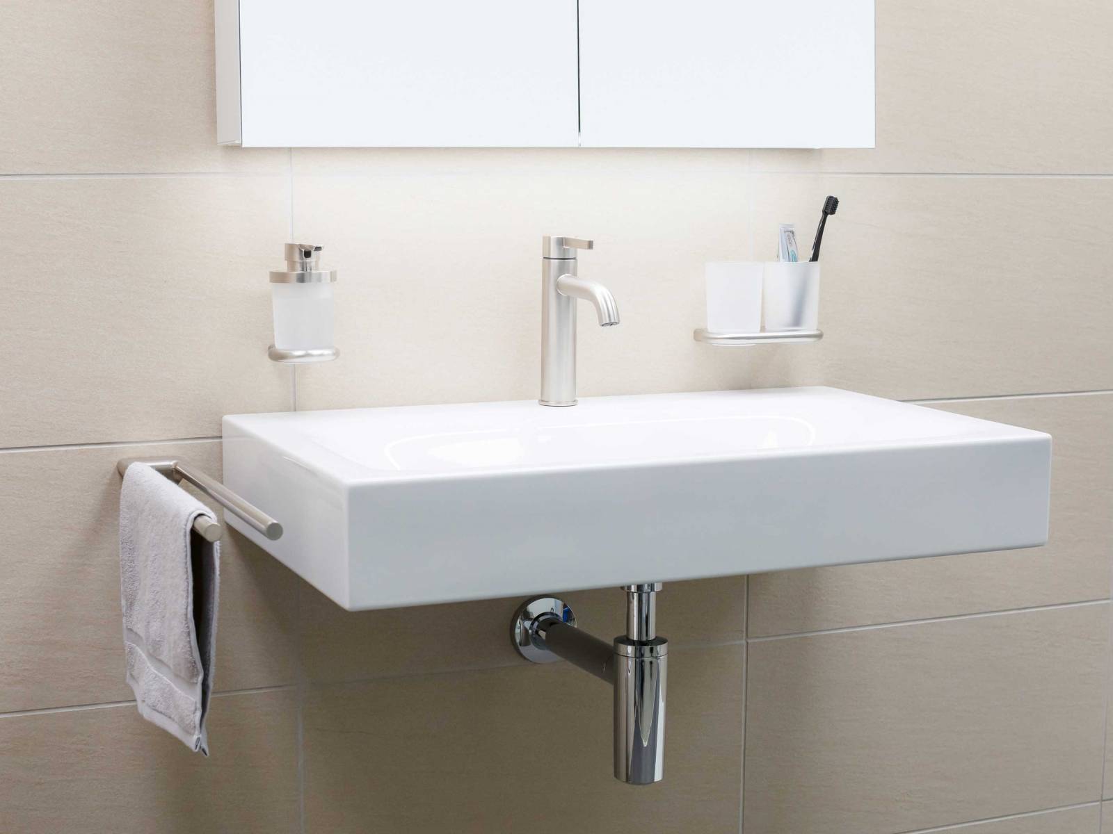 Die Accessoire Linie «Nia» gibt es neu auch in gebürstetem Nickl. Mit diesem Oberflächenfinish passen sie perfekt zu den trendigen Armaturen (im Bild KWC «Bevo»). BODENSCHATZ.