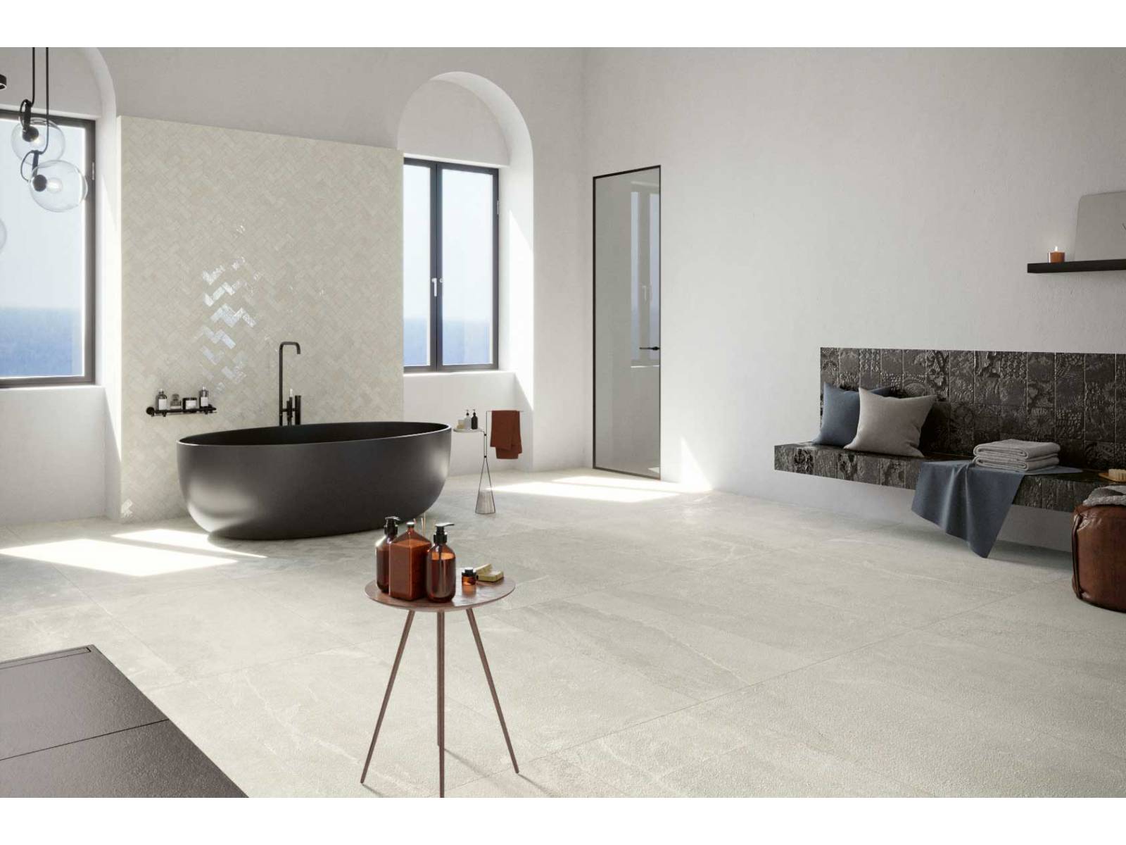 Die Feinsteinzeugplatten der Serie «Thor» aus dem Noblesse-Sortiment wurden nach dem Vorbild des Pechsteins aus Ragusa entwickelt und sind in verschiedensten Formaten und vier Farbtönen erhältlich. Ergänzt werden sie durch attraktive Dekorplatten. HGC.