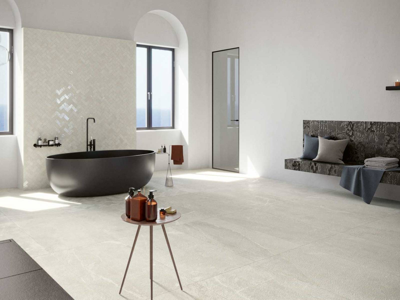 Die Feinsteinzeugplatten der Serie «Thor» aus dem Noblesse-Sortiment wurden nach dem Vorbild des Pechsteins aus Ragusa entwickelt und sind in verschiedensten Formaten und vier Farbtönen erhältlich. Ergänzt werden sie durch attraktive Dekorplatten. HGC.