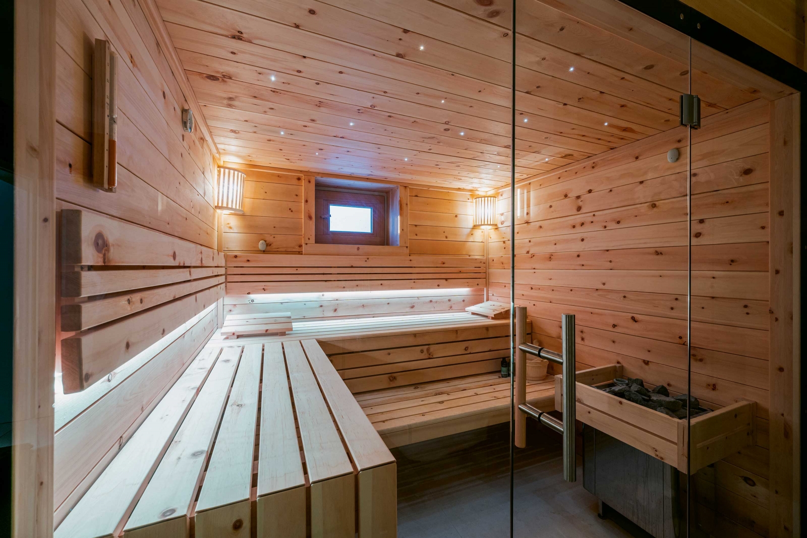 Das Unternehmen bietet ein breites Spektrum von Saunamodellen für draussen wie drinnen an, z.B. Fasssaunas für den Garten bzw. Innenlösungen wie finnische Saunas, Saunas mit Bio-Öfen oder Infrarotkabinen, die auch mit einem Saunaofen kombiniert werden können. SORGLOS-DESIGN.CH