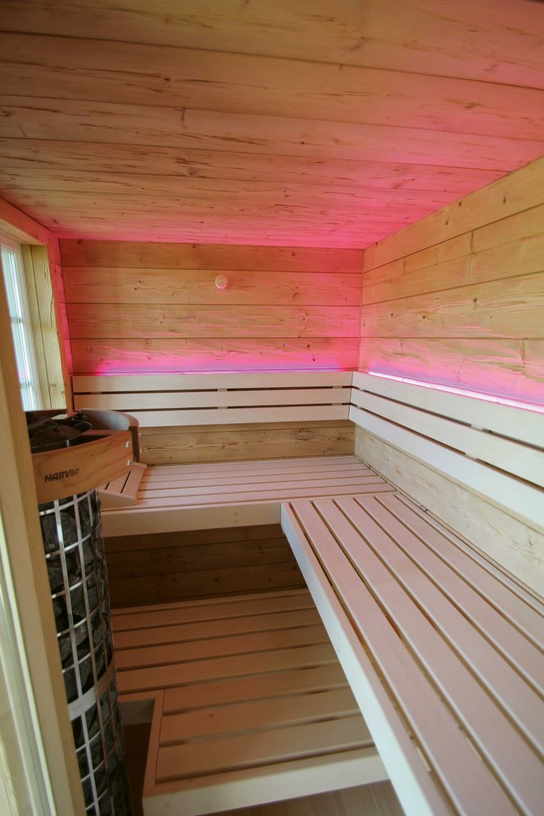 So individuell wie die Wünsche der Bauherren, so umfassend ist auch das Angebot dieses Saunabauers, der jedes Projekt von A - Z plant und ausführt. Im Showroom des Unternehmens sind zahlreiche Referenzbeispiele zu sehen. Im Bild eine klassische Sauna mit LED-Beleuchtung. WAGNER SAUNABAU.CH
