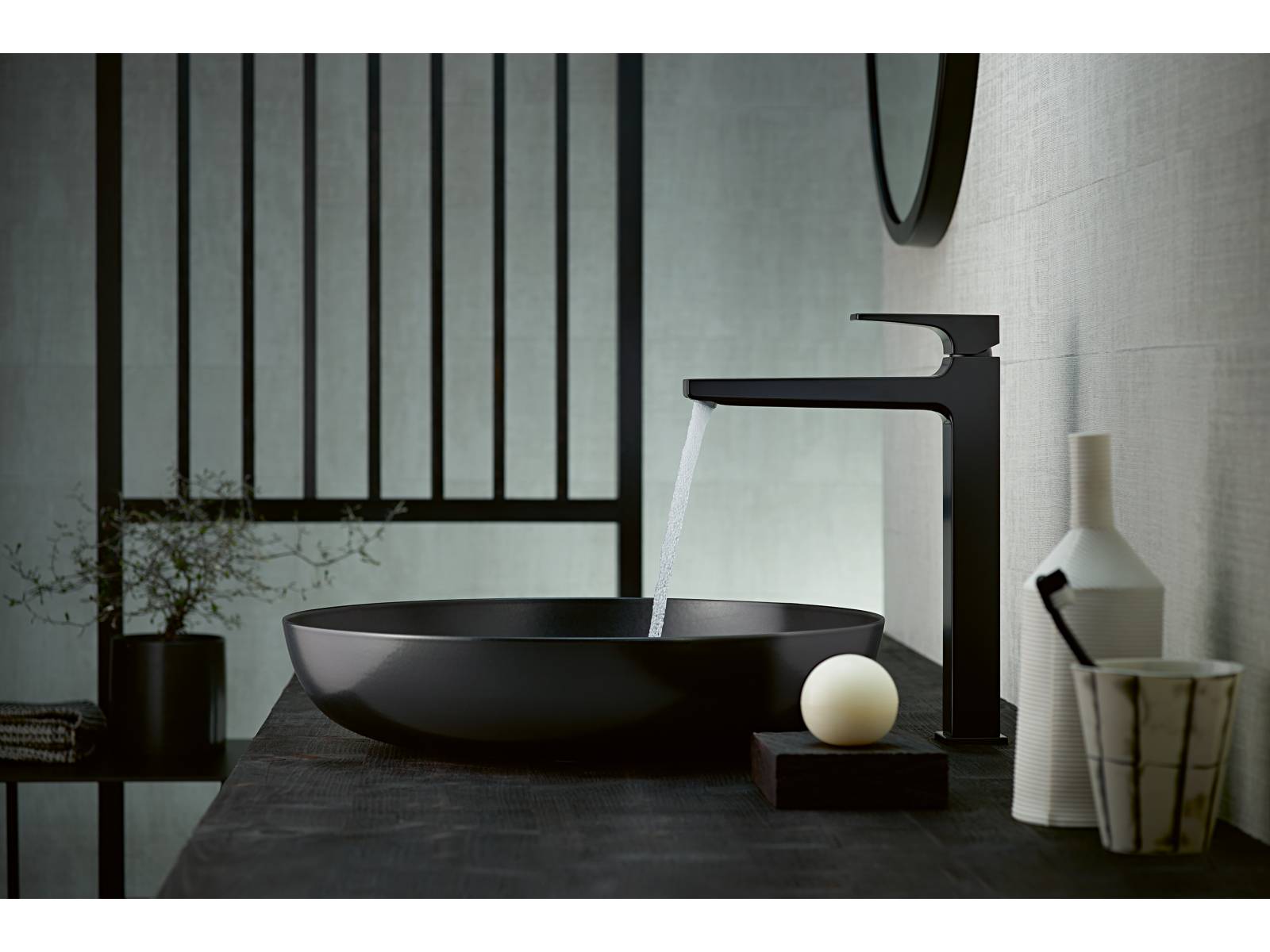 Jahrelang trugen Armaturen Chrom oder Edelstahl. Nun kommen sie modischer daher und werfen sich auch gern mal ins kleine Schwarze. Die Linien «Metropol» und «Talis E» tragen ausserdem mattes Weiss, poliertes Gold, gebürstetes Bronze sowie gebürstetes schwarzes Chrom. Hansgrohe.