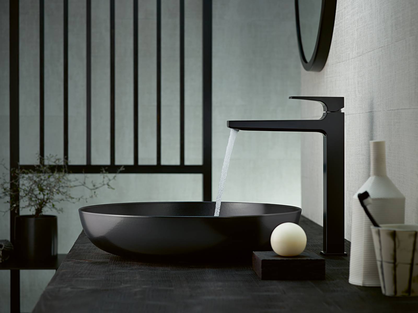 Jahrelang trugen Armaturen Chrom oder Edelstahl. Nun kommen sie modischer daher und werfen sich auch gern mal ins kleine Schwarze. Die Linien «Metropol» und «Talis E» tragen ausserdem mattes Weiss, poliertes Gold, gebürstetes Bronze sowie gebürstetes schwarzes Chrom. Hansgrohe.