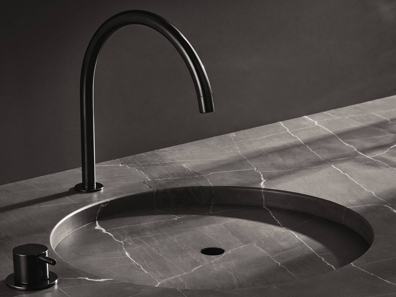 Als Arne Jacobsen die Armatur vor gut einem halben Jahrhundert ersann, strebte er nach einem Design, bei dem alle mechanischen Teile verborgen sind. Nur Auslauf und Handgriff sollten sichtbar bleiben. In Schwarz wirkt das klassisch reduzierte Stück umso moderner. Vola.