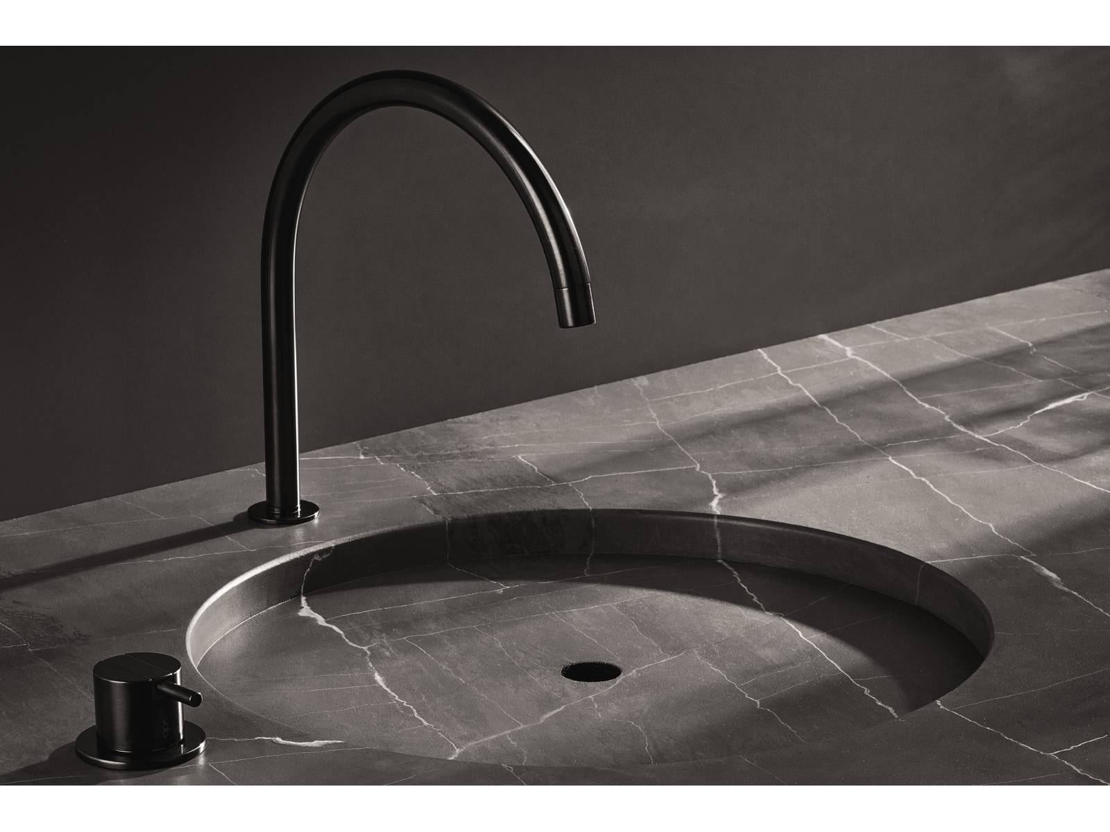 Als Arne Jacobsen die Armatur vor gut einem halben Jahrhundert ersann, strebte er nach einem Design, bei dem alle mechanischen Teile verborgen sind. Nur Auslauf und Handgriff sollten sichtbar bleiben. In Schwarz wirkt das klassisch reduzierte Stück umso moderner. Vola.