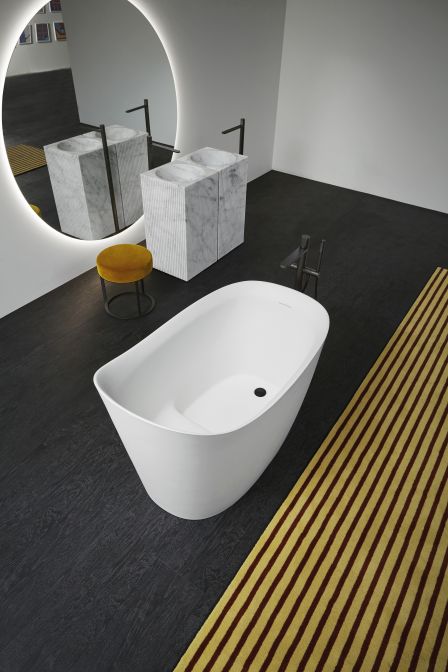 Von Kopf bis Fuss auf Entspannung eingestellt: Der integrierte Sitz und die höhere Kante, die als Kopfstütze fungiert, macht aus «Mastello» nicht nur eine bequeme, sondern auch eine funktionelle Badewanne. Ihren wohlklingenden Namen verdankt sie dem italienischen Wort für historische Badezuber. Antoniolupi.