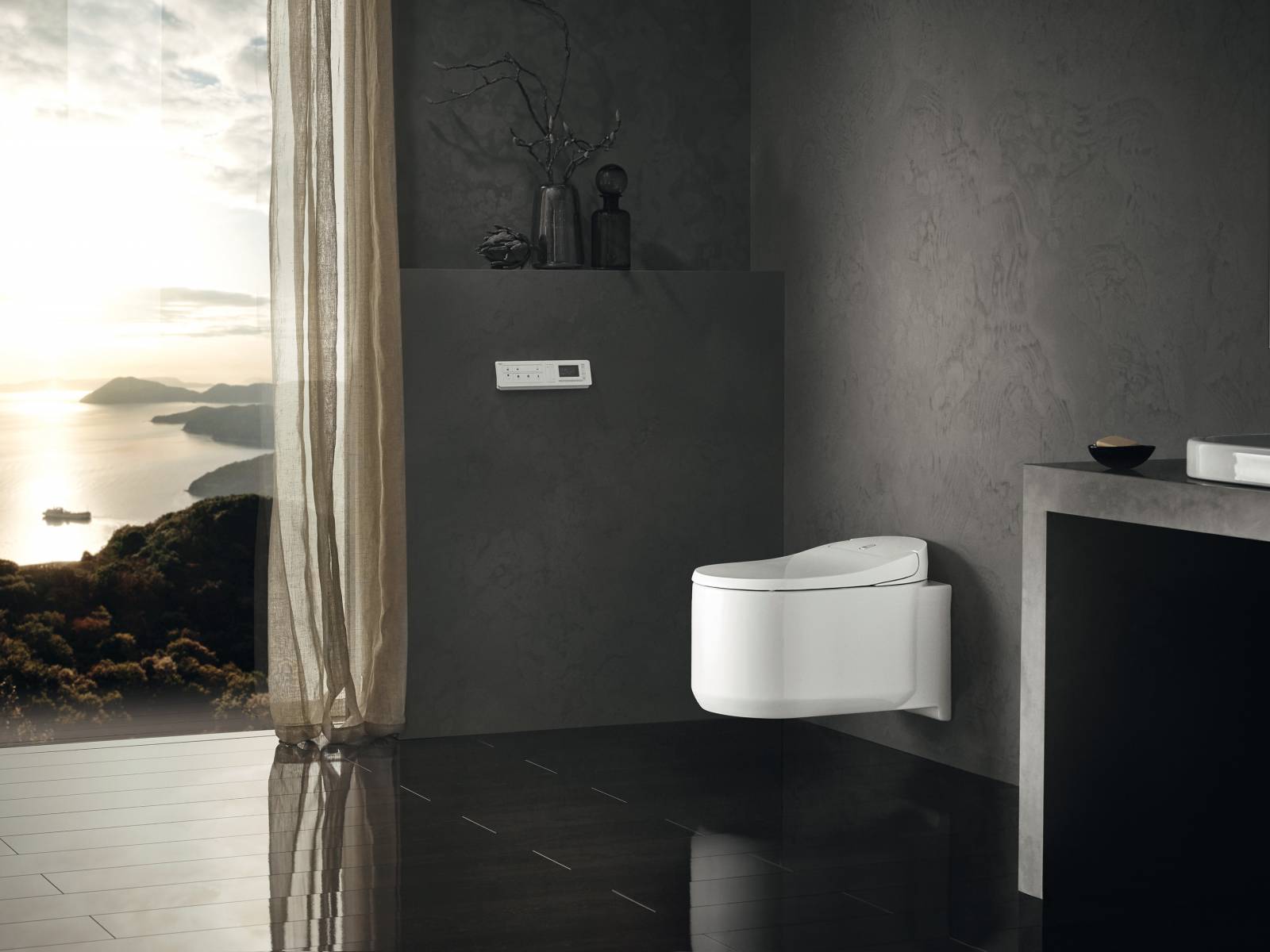 Das Dusch-WC «Sensia Arena» bietet sanfte und intelligente Körperpflege mit Wasser statt Papier und fällt mit seinem eleganten Design auf, das bereits mit renommierten Preisen ausgezeichnet wurde. Die verschiedenen Funktionen wie Wasserdruck, Temperatur, Strahlart etc. lassen sich nach persönlichem Wohlbefinden einstellen. Grohe.