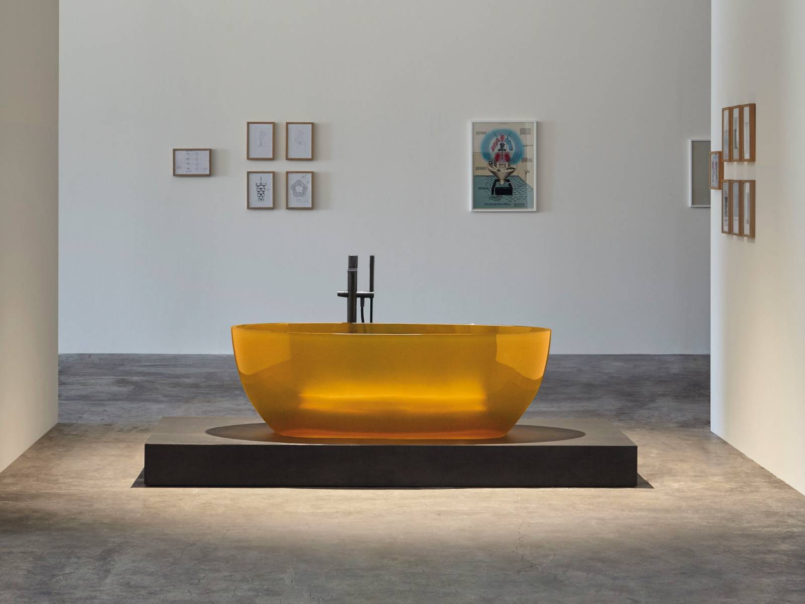 Neue Farben braucht das Bad! Die transparente Badewanne «Reflex» gibt es neu in neun trendigen Farben. Das Modell ist aus dem vom Hersteller entwickelten und patentierten Material Cristalmood gefertigt und wurde am letzten Salone del Mobile mit Erfolg vorgestellt. Antonio Lupi.