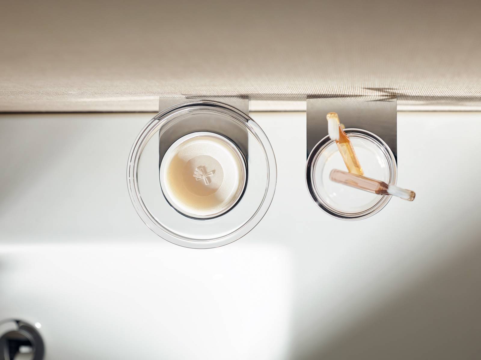 Das Bad-Einrichtungsprogramm Alterna ist um die Armaturenlinie Architect und die Badaccessoire-Kollektion One erweitert worden. Letztere überzeugt mit abgestimmten Proportionen und hochwertigen Materialien. Das Design für beide Linien stammt aus der Feder des Architekten und Designers Stephan Hürlemann. Sanitas Troesch.