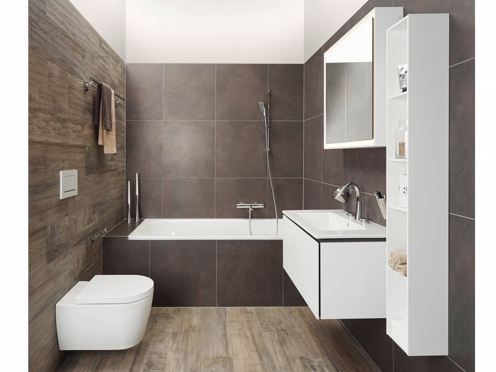 Individualität wird bei diesem Anbieter gross geschrieben, im Sortiment ist alles für das eigene Traumbad zu finden. In diesem Beispiel sind verchromte Armaturen, weisse Badezimmermöbel mit Wand-/Bodenbelägen in kraftvoller Naturoptik miteinander kombiniert und sorgen für ein harmonisches Raumbild. Sabag.