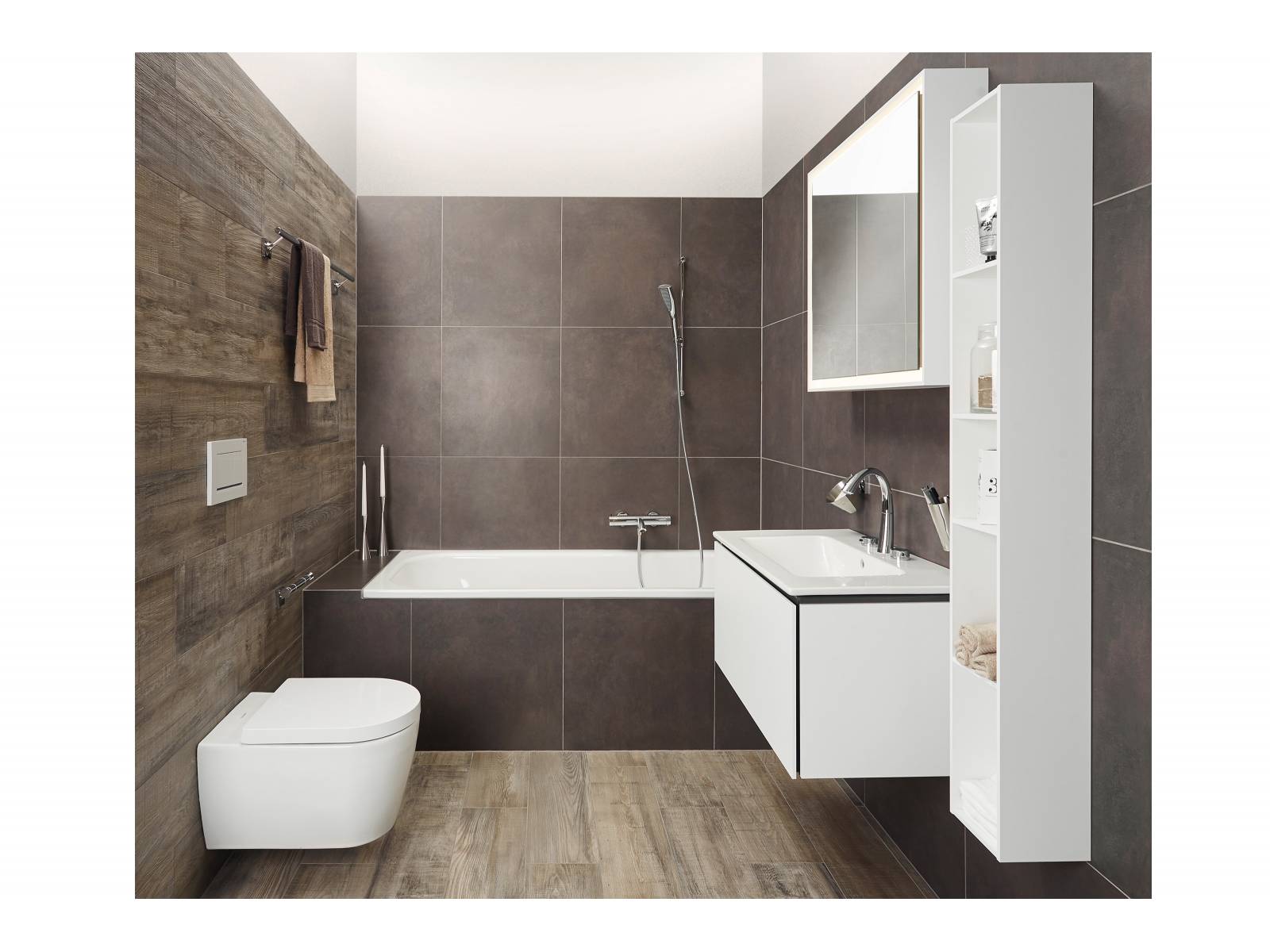 Individualität wird bei diesem Anbieter gross geschrieben, im Sortiment ist alles für das eigene Traumbad zu finden. In diesem Beispiel sind verchromte Armaturen, weisse Badezimmermöbel mit Wand-/Bodenbelägen in kraftvoller Naturoptik miteinander kombiniert und sorgen für ein harmonisches Raumbild. Sabag.