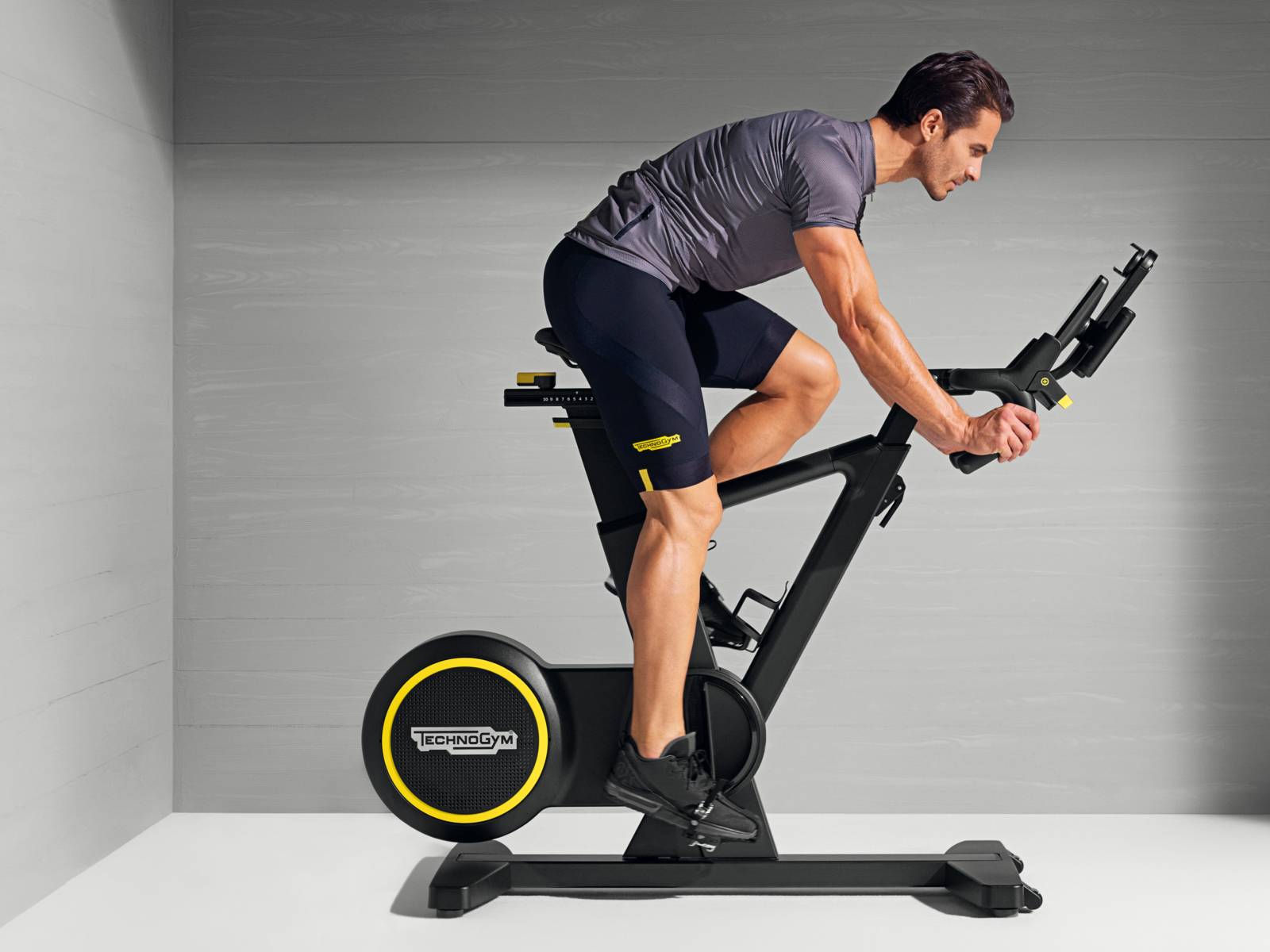 «Skillbike» ist ein neues Indoor-Fahrrad, das mit besonderen Funktionen speziell für das Athletik- und Performancetraining ausgestattet ist. Unter anderem ermöglicht die Anwendung «Real Gear Shift» die Dynamik von echten Bergfahrten. Sie aktiviert eine Technologie, die von kraftbasierten Trainingsroutinen zu Simulationen von Bergauffahrten führt. Technogym.