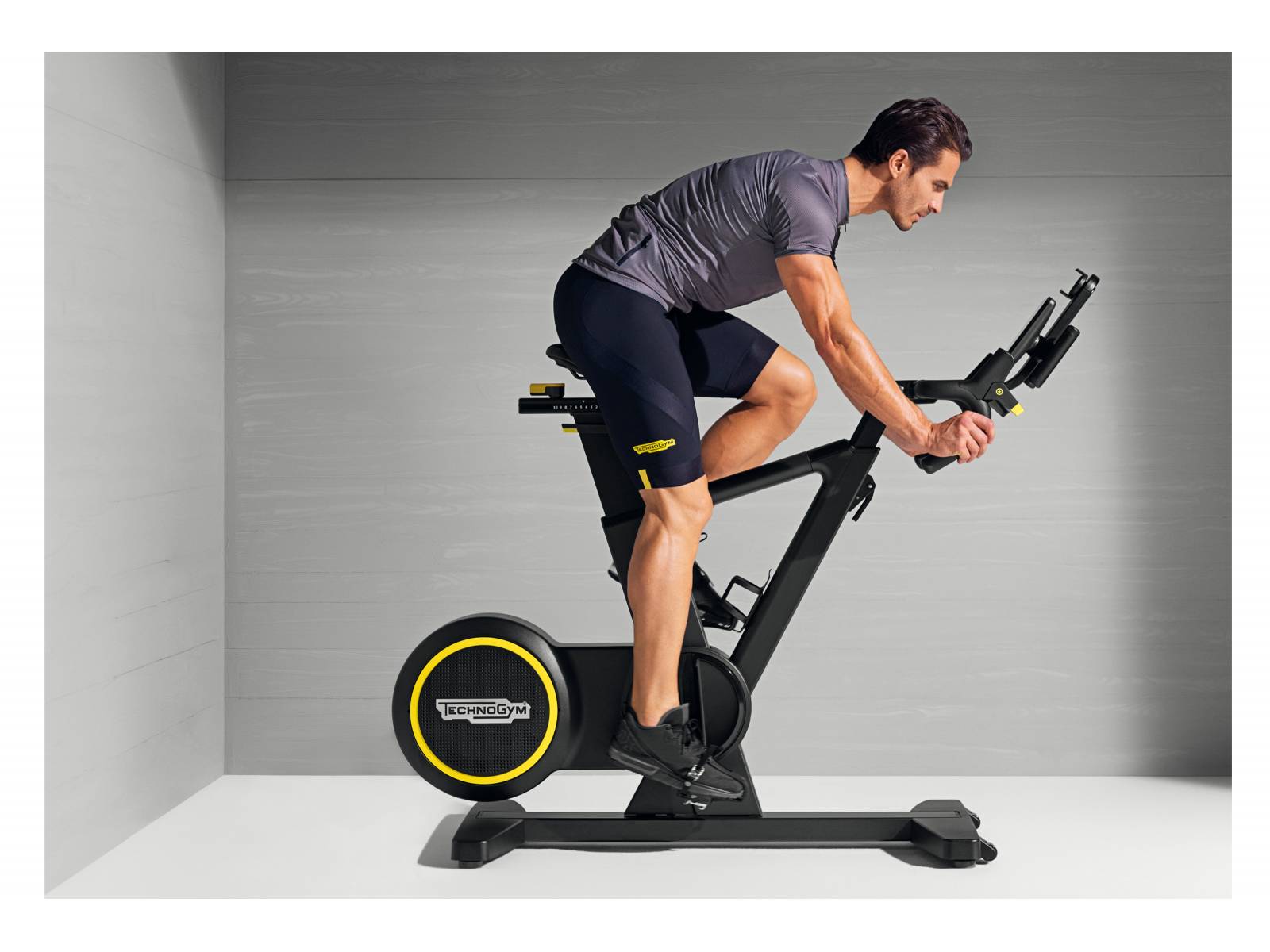 «Skillbike» ist ein neues Indoor-Fahrrad, das mit besonderen Funktionen speziell für das Athletik- und Performancetraining ausgestattet ist. Unter anderem ermöglicht die Anwendung «Real Gear Shift» die Dynamik von echten Bergfahrten. Sie aktiviert eine Technologie, die von kraftbasierten Trainingsroutinen zu Simulationen von Bergauffahrten führt. Technogym.