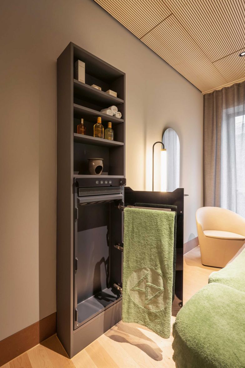 Zenia im Fortyseven: Im neuesten Wellness-Hotspot der Schweiz in Baden stösst man auch auf das Wärmekomfortgerät Zenia von Zehnder. Entsprechend dem Highlevel-Anspruch des Managements wurde für die kosmetischen Behandlungsräume im Spa-Bereich ein Produkt gesucht, welches sich in das hochwertige Intérieur integrieren liess, ohne viel Platz zu beanspruchen, und welches in kurzer Zeit Handtücher vorwärmen und trocknen kann. zehnder-systems.ch