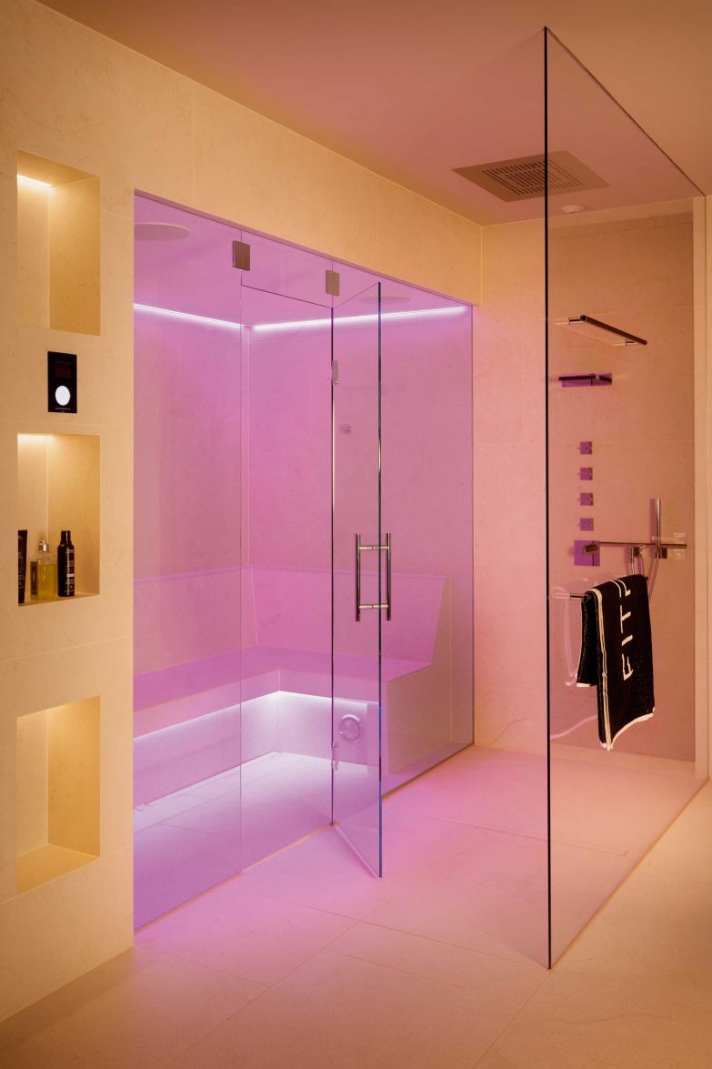 Dampfbad mit integrierter Dusche: Hohe Funktionalität, gutes Design und eine gekonnte Einbindung in die Umgebung stehen bei der FITPA im Vordergrund, wenn es um die Planung einer Sauna oder eines Dampfbades geht. Vielfältige Gestaltungslösungen ermöglichen die Integration von Saunen, Finarien, Dampfbädern oder Infrarotkabinen in Badezimmern, Schlafzimmern, auf Terrassen, im Garten oder separaten Fitness- oder Wellnessräumen. fitpa.ch