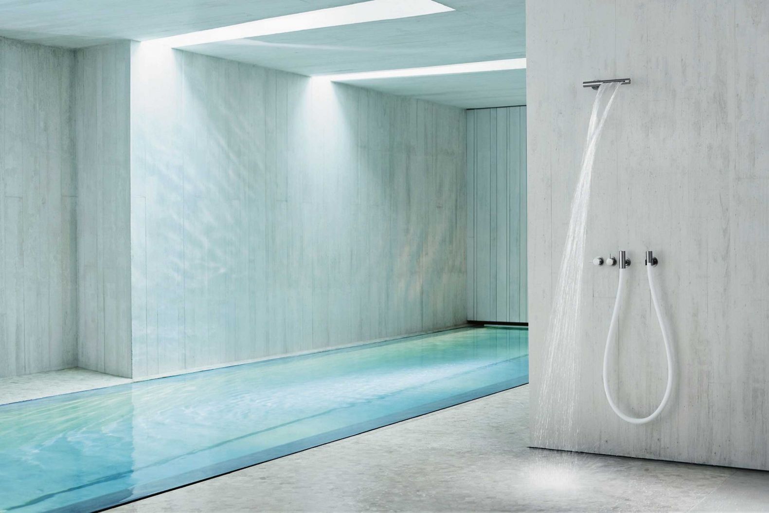 Combi 32: VOLA Armaturen präsentieren sich auch im SPA-Bereich in einzigartig zeitloser und beruhigend sachlicher Ästhetik. Die Kombination von Schwallbrause und Kneippschlauch ermöglicht klassische gesunde Wasseranwendungen. Der Kneippschlauch wird als Standard in der Farbe Weiss geliefert, Schwarz ist als Sonderwunsch möglich. vola.ch