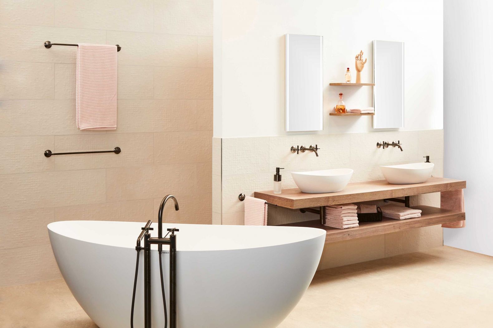 In der Natur lässt es sich wunderbar entspannen. Umso besser, wenn sich die natürliche Atmosphäre dank entsprechender Möblierung auch ins eigene Badezimmer holen lässt: Formschöne Keramikelemente, Lichtspiegel und solide Wandtablare in Holzoptik harmonieren perfekt miteinander und erleichtern das Abschalten und Auftanken im privaten Wellnessbereich. SABAG.