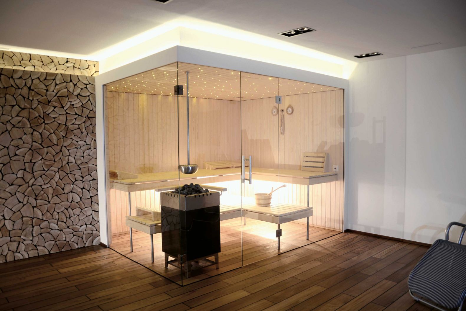 Auch bekannt als Klima-, Feucht- oder Biosauna kombiniert das Finarium die Wirkung der Sauna mit der des Dampfbades, indem die relative Luftfeuchtigkeit auf rund 50 Prozent erhöht und die Temperatur im Vergleich zur Sauna bewusst tief auf ca. 55 Grad gehalten wird. Das Finarium gehört zum umfangreichen Portfolio an Massanfertigungen für den Wellnessbereich. FITPA.