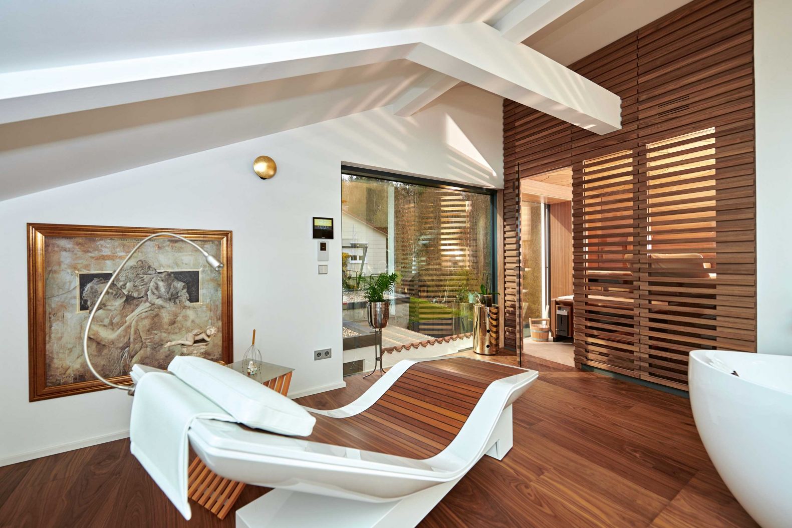 Aus der Kombination des Saunamodells «Aura» von Antonio Rodriguez und der Aussengestaltung «Matteo Thun», frei nach dem Entwurf des renommierten Südtiroler Designers und Architekten, entstand dieses exklusive Saunamodell in Nussbaum. Es zeichnet sich durch Leichtigkeit, das Wechselspiel von Holzleisten und Fugen, einer markanten Verglasung und einen LED-Sternenhimmel aus. KLAFS.