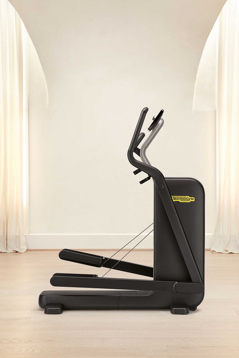 Für die tägliche Bewegung in den eigenen vier Wänden sprechen gleich zwei Argumente: Zum einen ermöglicht der Ellipsentrainer durch fliessende Bewegungen ein gelenkschonendes Ganzkörpertraining, zum anderen findet der «Technogym Elliptical» in nahezu jedem Raum Platz, da sich das Gerät zu seiner ohnehin kompakten Grundfläche sogar noch einklappen lässt. TECHNOGYM.