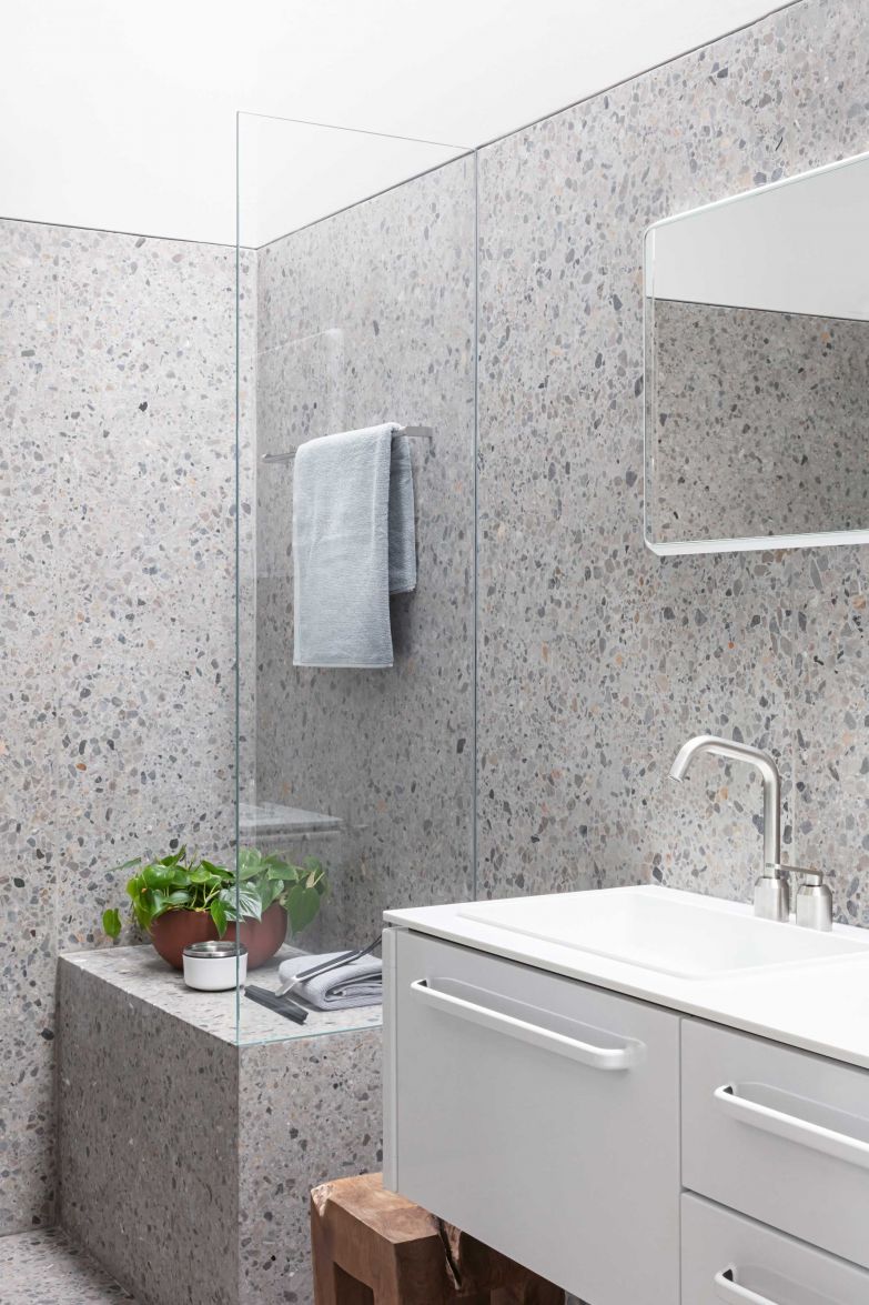 Passt nicht, gibt’s nicht: Die praktischen Badmodule sind in kleiner, mittlerer und grosser Version erhältlich und daher für jede Raumgrösse geeignet. Allen gemein sind die abgerundeten Ecken, die schwebende Tischplatte mit integriertem Waschbecken samt Armatur sowie üppiger Stauraum. Im Bild die mittlere Grösse «Vipp982». VIPP.