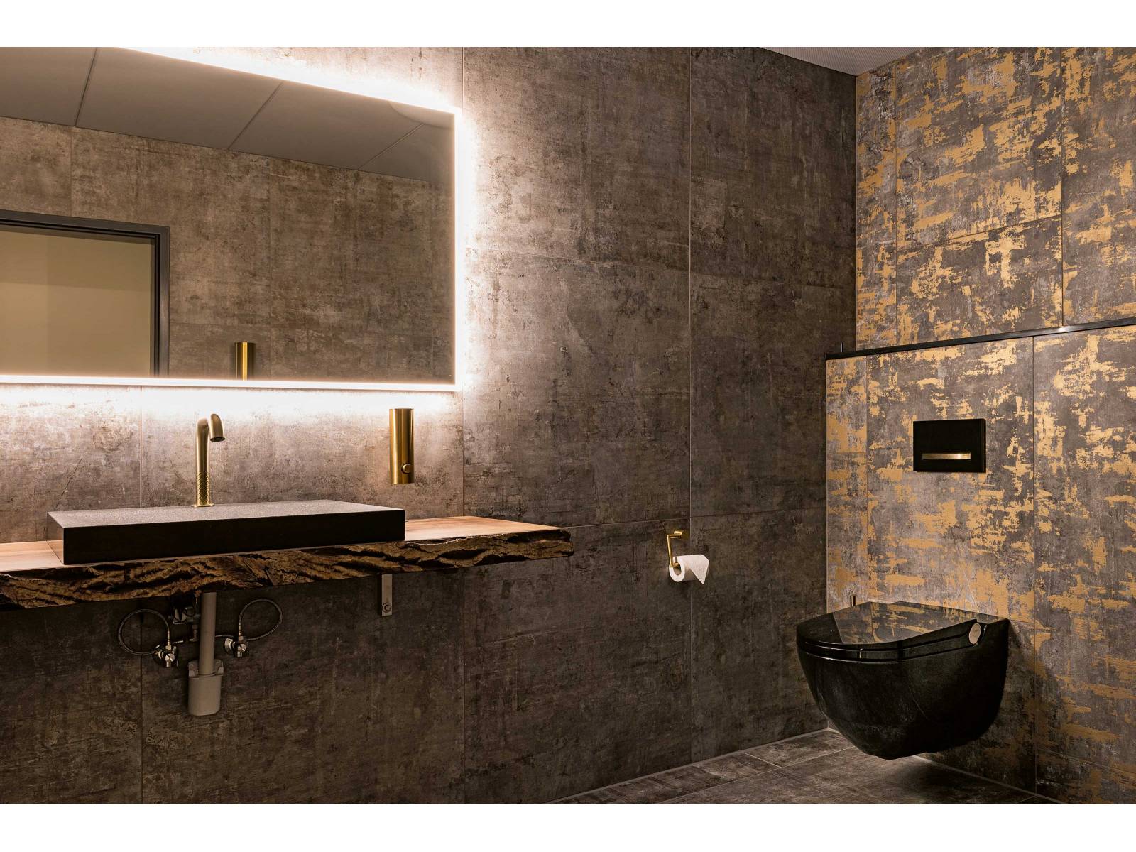 Für eine persönliche Note im Bad sorgen Waschtischkombinationen aus edlem Naturstein und heimischem Eichenholz. Diese werden in der hauseigenen Produktion in Ebersecken nach Wunsch gefertigt. MARMOBISA.