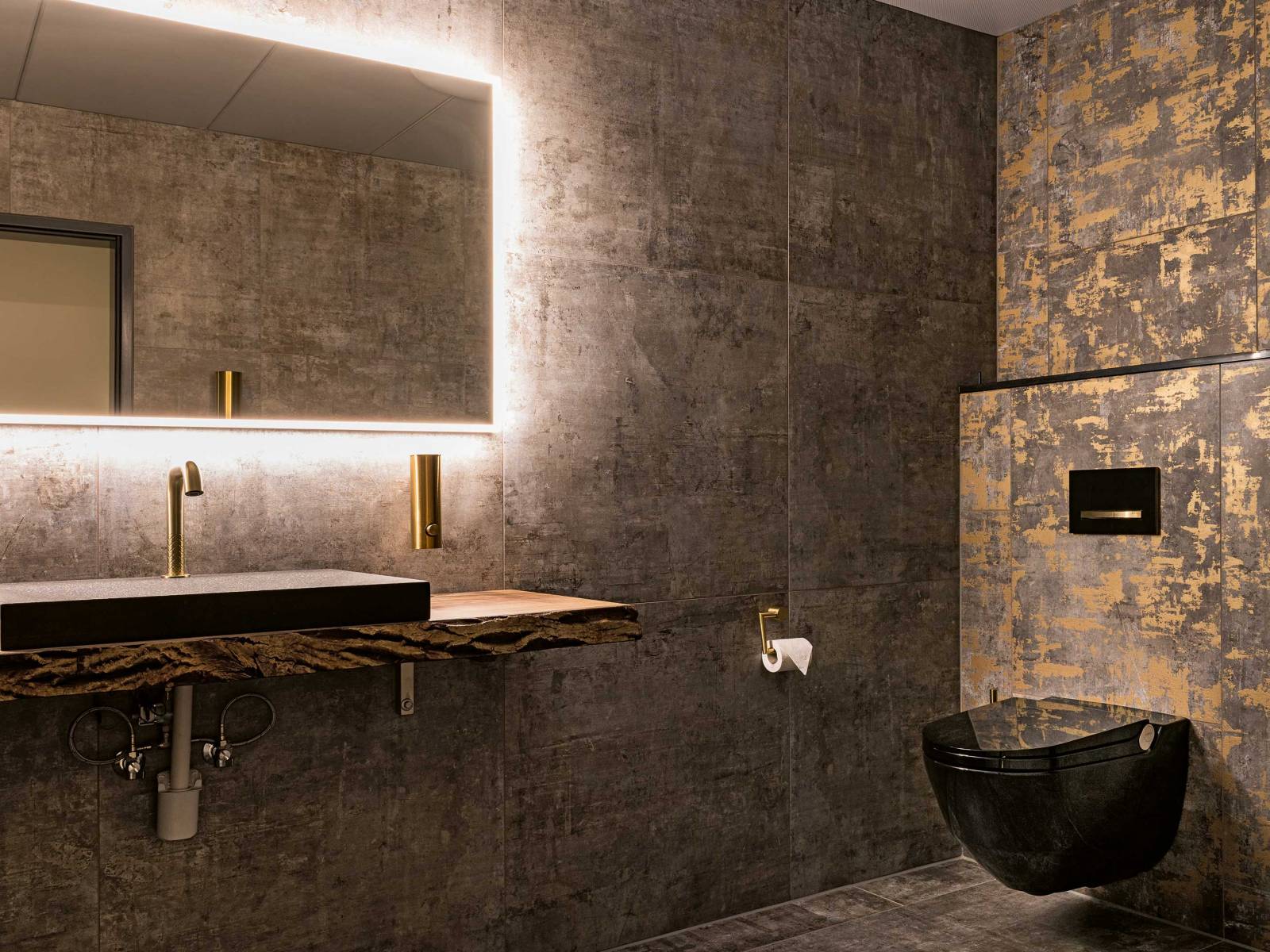 Für eine persönliche Note im Bad sorgen Waschtischkombinationen aus edlem Naturstein und heimischem Eichenholz. Diese werden in der hauseigenen Produktion in Ebersecken nach Wunsch gefertigt. MARMOBISA.