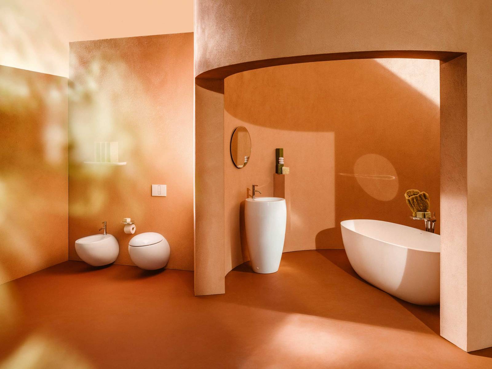 Für frischen Wind sorgt die Neuauflage der ikonischen Kollektion «Ilbagnoalessi», die vor 21 Jahren erstmals vorgestellt wurde. In Zusammenarbeit mit der Designmarke Alessi und unter der kreativen Leitung von Stefano Giovannoni hat Laufen klassische Archetypen mit fliessenden und weichen Formen neu interpretiert und den Objekten einen organischen, fast skulpturalen Charakter verliehen. LAUFEN.