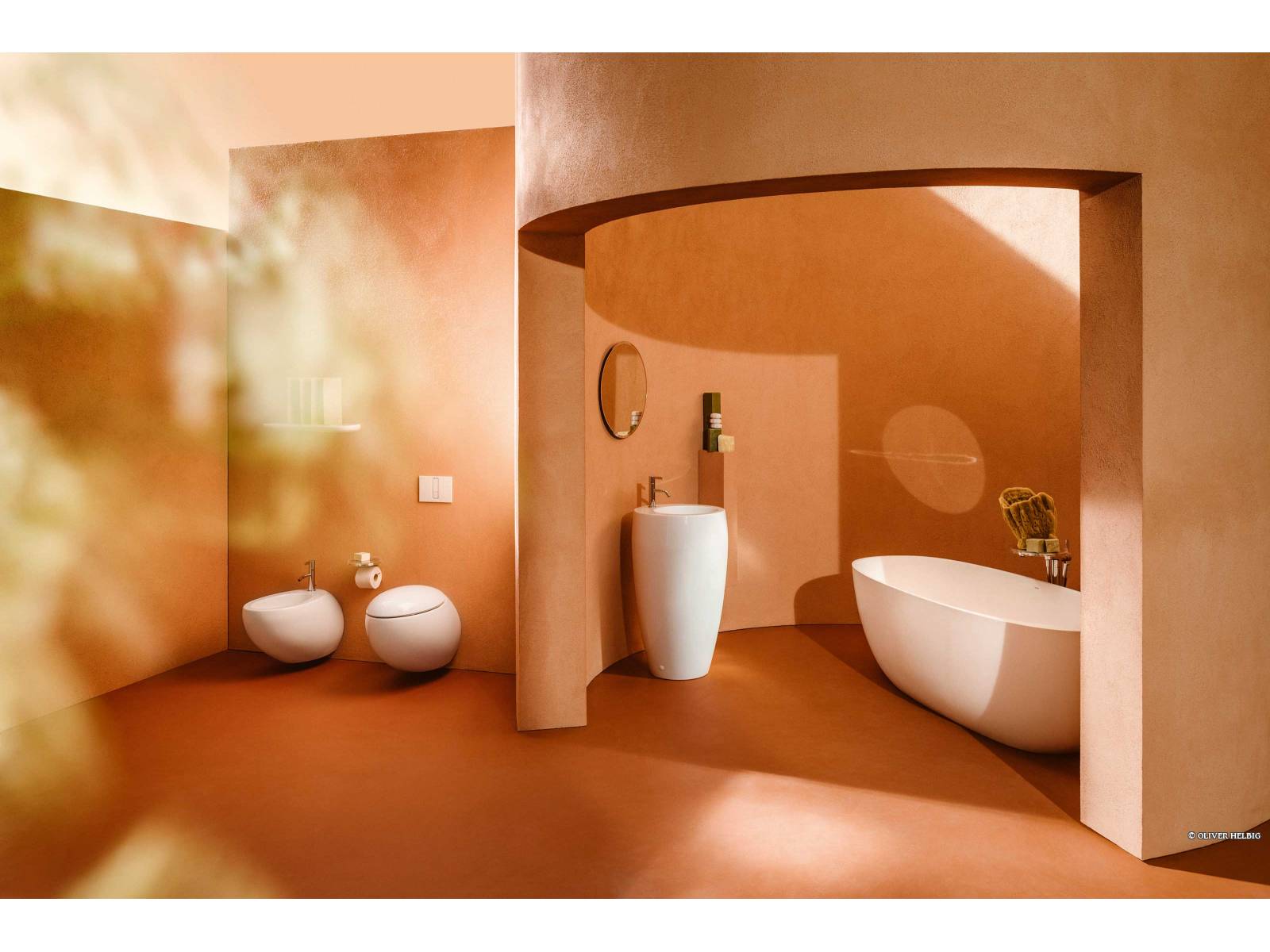 Für frischen Wind sorgt die Neuauflage der ikonischen Kollektion «Ilbagnoalessi», die vor 21 Jahren erstmals vorgestellt wurde. In Zusammenarbeit mit der Designmarke Alessi und unter der kreativen Leitung von Stefano Giovannoni hat Laufen klassische Archetypen mit fliessenden und weichen Formen neu interpretiert und den Objekten einen organischen, fast skulpturalen Charakter verliehen. LAUFEN.