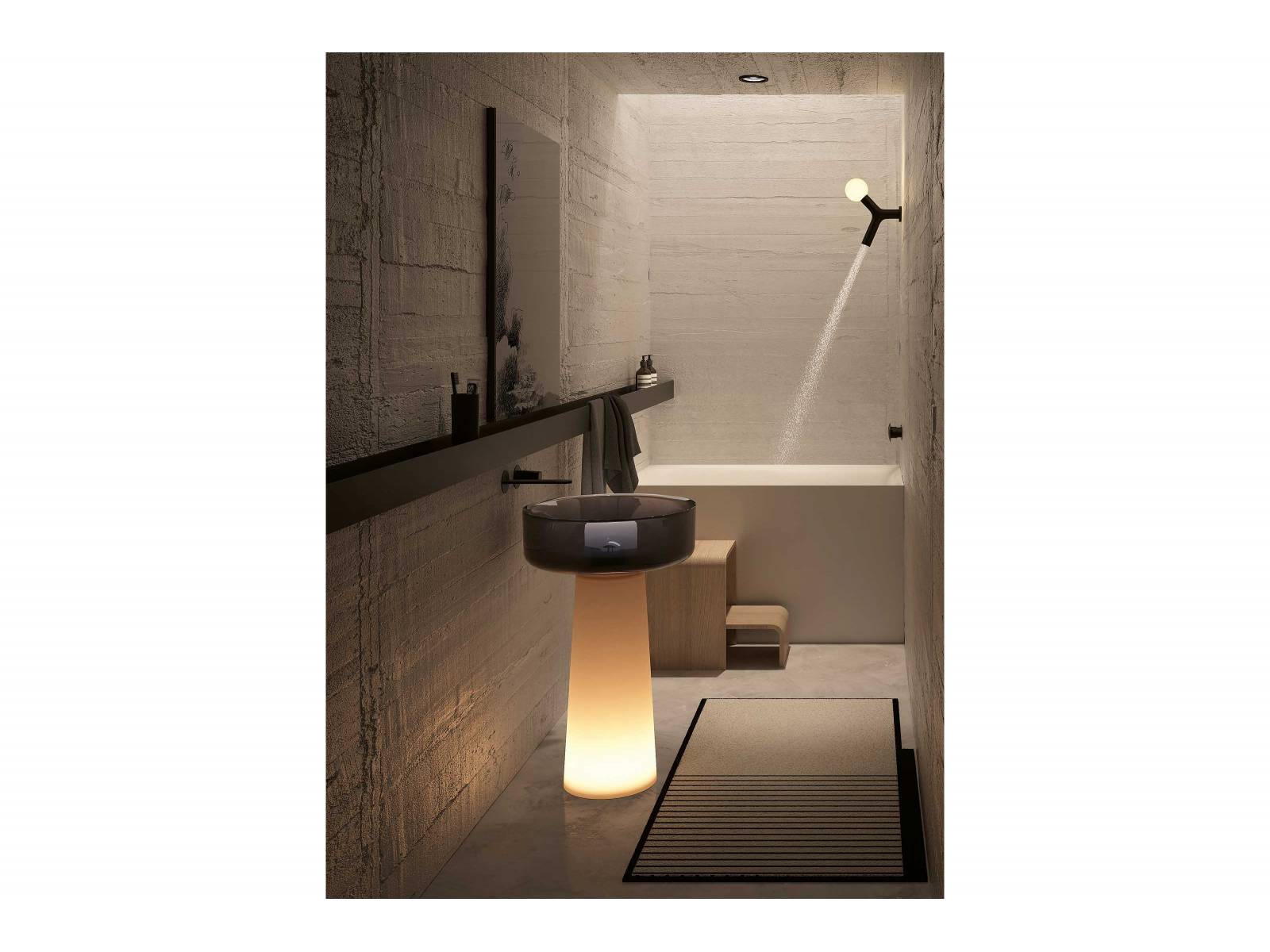 Als faszinierende Skulptur im Raum präsentiert sich das Standwaschbecken «Albume Lux» aus Flumood Dinamico. Das durchscheinende Harz sorgt für ein harmonisches Gleichgewicht zwischen Festigkeit und Leichtigkeit von Sockel und Becken, das dank der Beleuchtung von unten zu schweben scheint. Design: Carlo Colombo. ANTONIOLUPI.