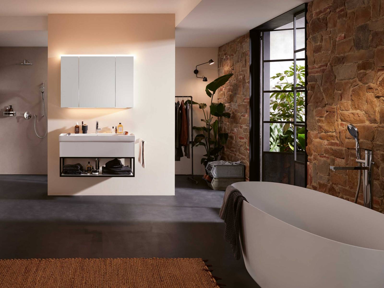 Alles aus einem Guss und dann noch individuell: Die Einrichtungslösung «Alterna koho» umfasst eine Auswahl an «Alterna»-Produkten, die funktional und ästhetisch perfekt aufeinander abgestimmt sind und die verschiedensten Einrichtungsstile widerspiegeln können. SANITAS TROESCH.