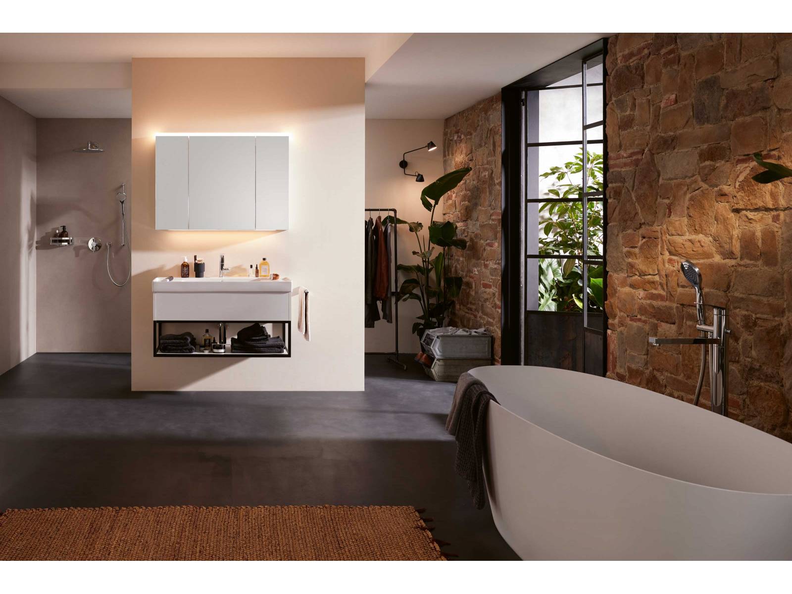 Alles aus einem Guss und dann noch individuell: Die Einrichtungslösung «Alterna koho» umfasst eine Auswahl an «Alterna»-Produkten, die funktional und ästhetisch perfekt aufeinander abgestimmt sind und die verschiedensten Einrichtungsstile widerspiegeln können. SANITAS TROESCH.