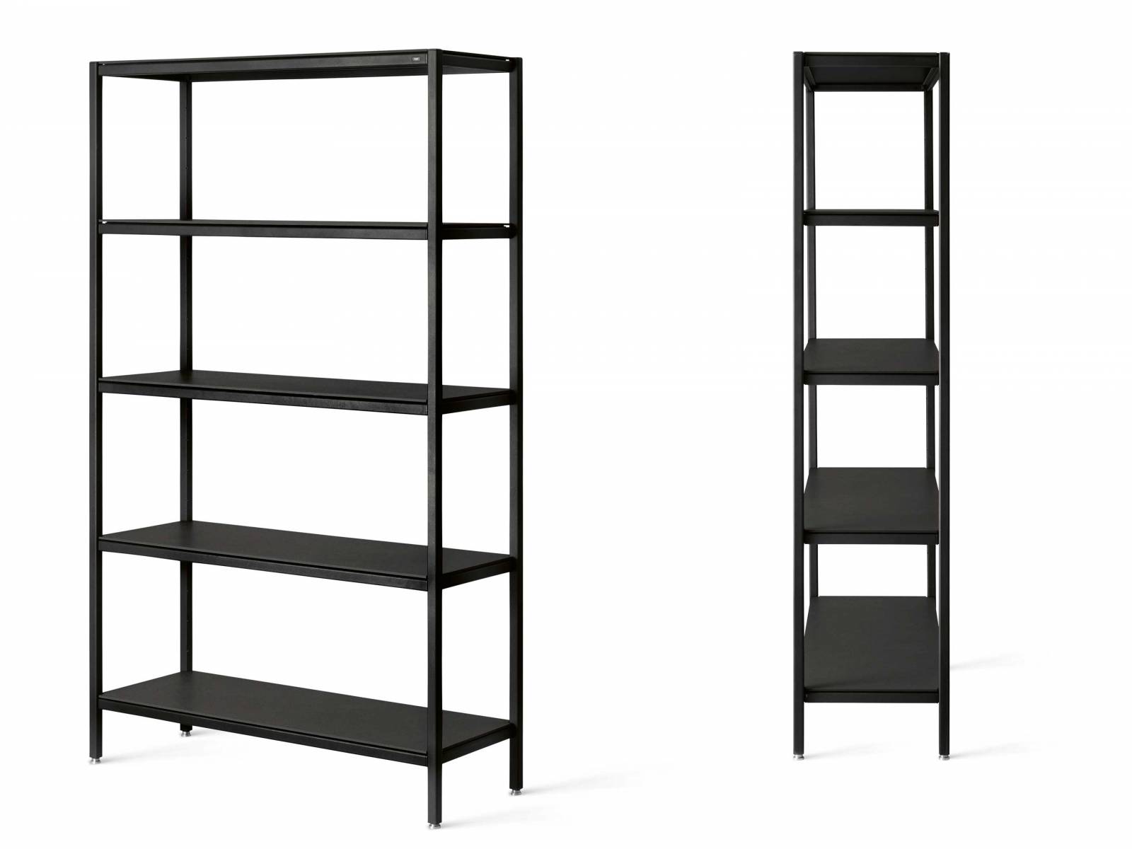 Schwarz ist keine Farbe im eigentlichen Sinne und passt sich daher flexibel der Umgebung an. Das gilt auch für des Modulregal «Vipp475», das in der kleinsten Dimension aus fünf Regalböden besteht, nach oben sind keine Grenzen gesetzt. VIPP.
