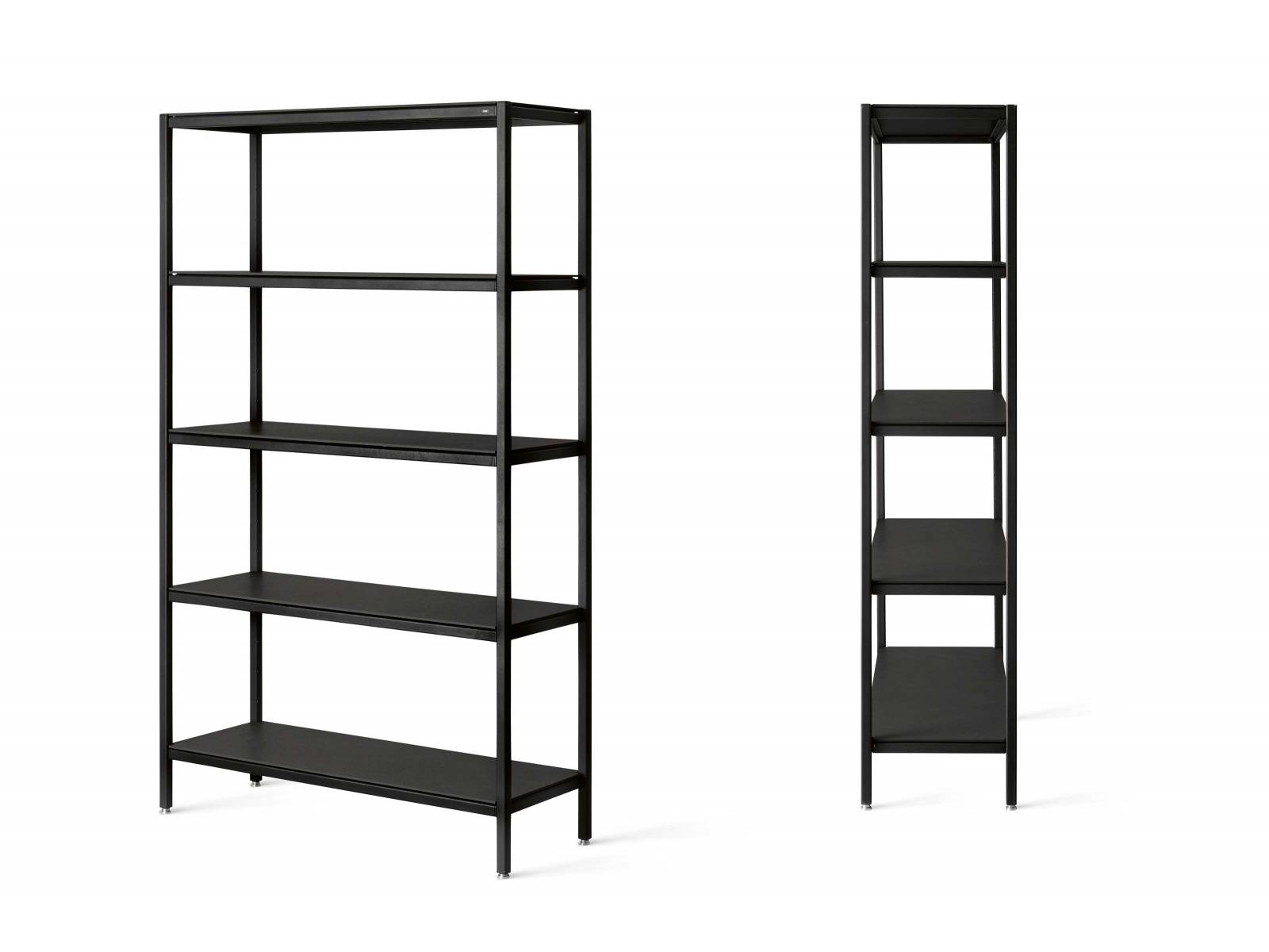 Schwarz ist keine Farbe im eigentlichen Sinne und passt sich daher flexibel der Umgebung an. Das gilt auch für des Modulregal «Vipp475», das in der kleinsten Dimension aus fünf Regalböden besteht, nach oben sind keine Grenzen gesetzt. VIPP.